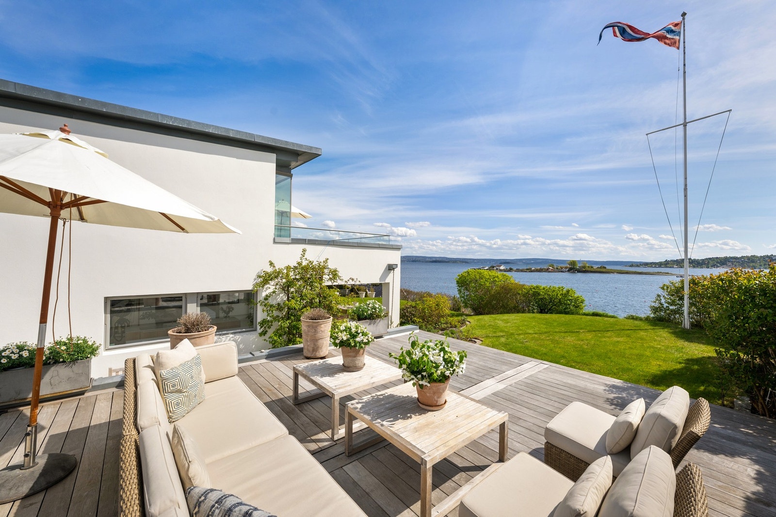 Eksklusiv enebolig med spektakulær panoramautsikt over sjøen. Galleribilde