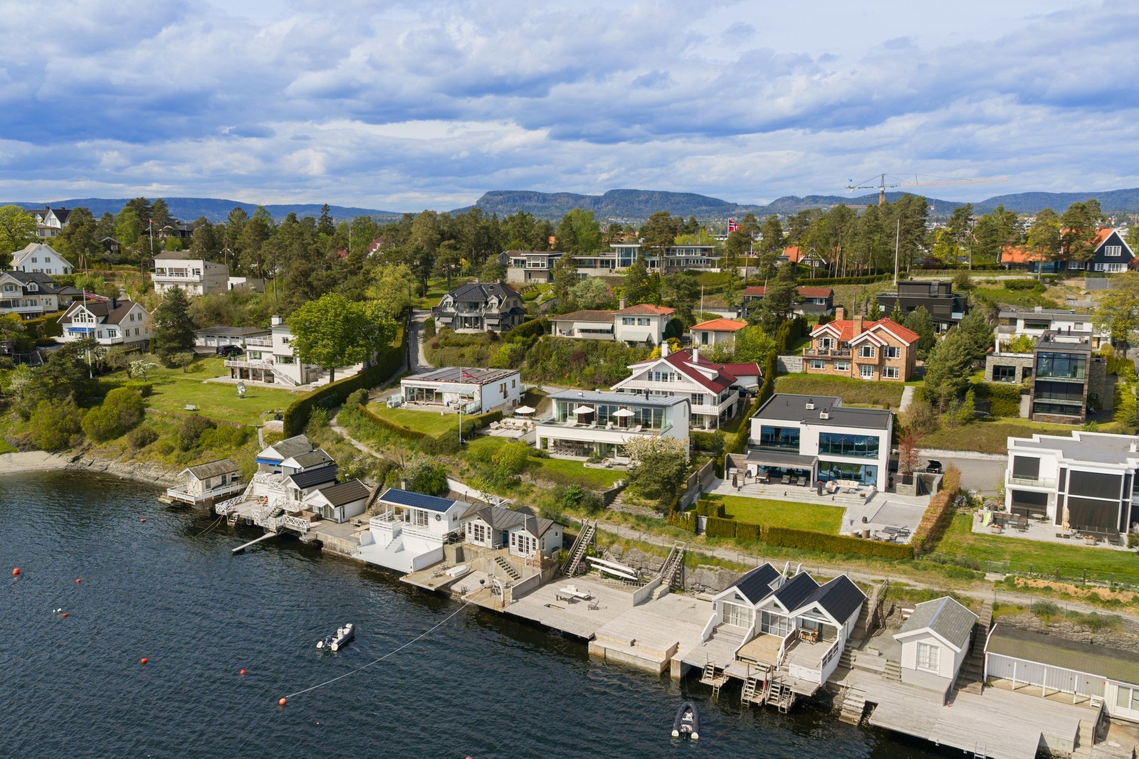 Nydelig beliggenhet med sjøen som nærmeste nabo. Galleribilde