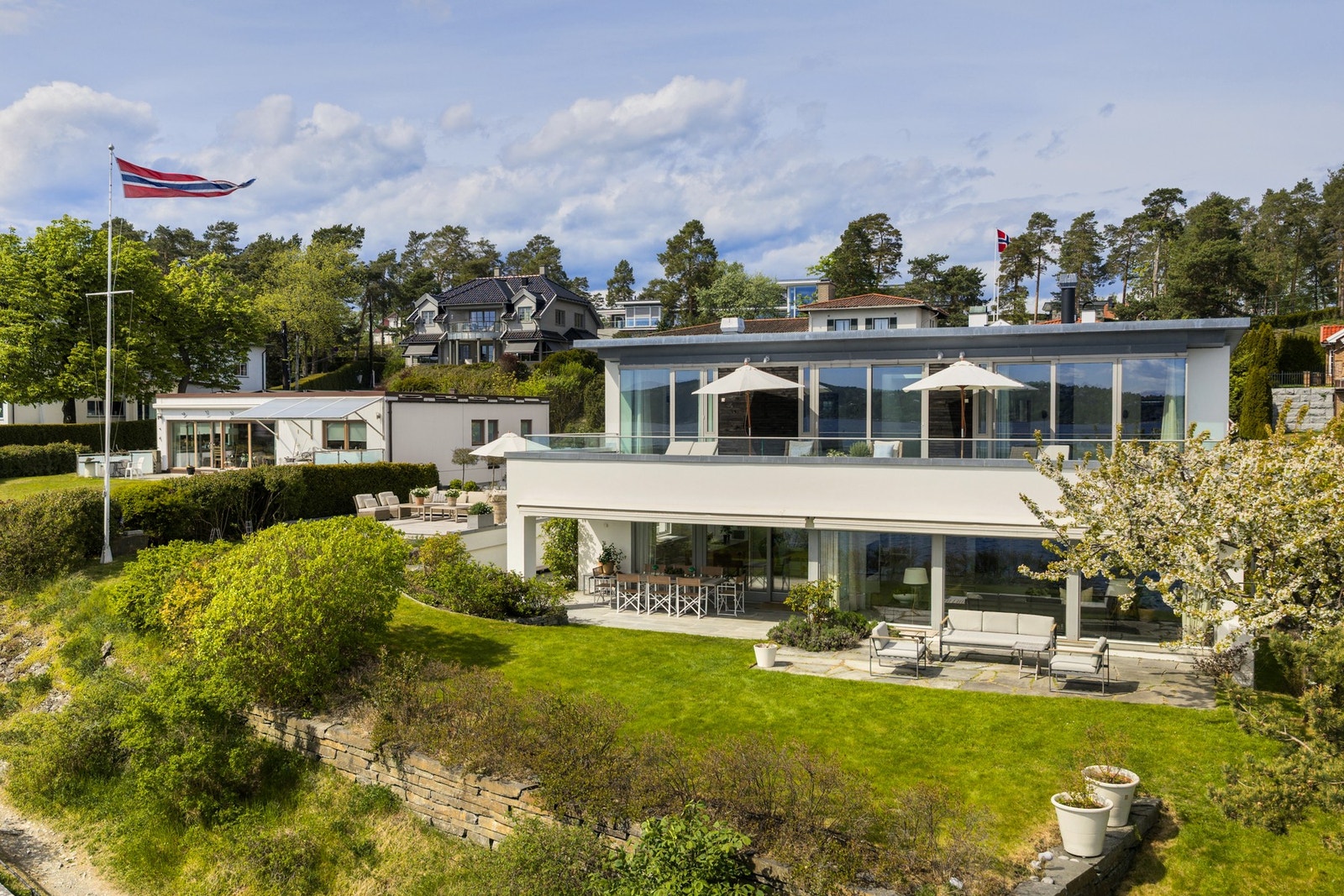 Boligen ligger høyt og tilbaketrukket med fantastisk utsikt og gode solforhold. Galleribilde
