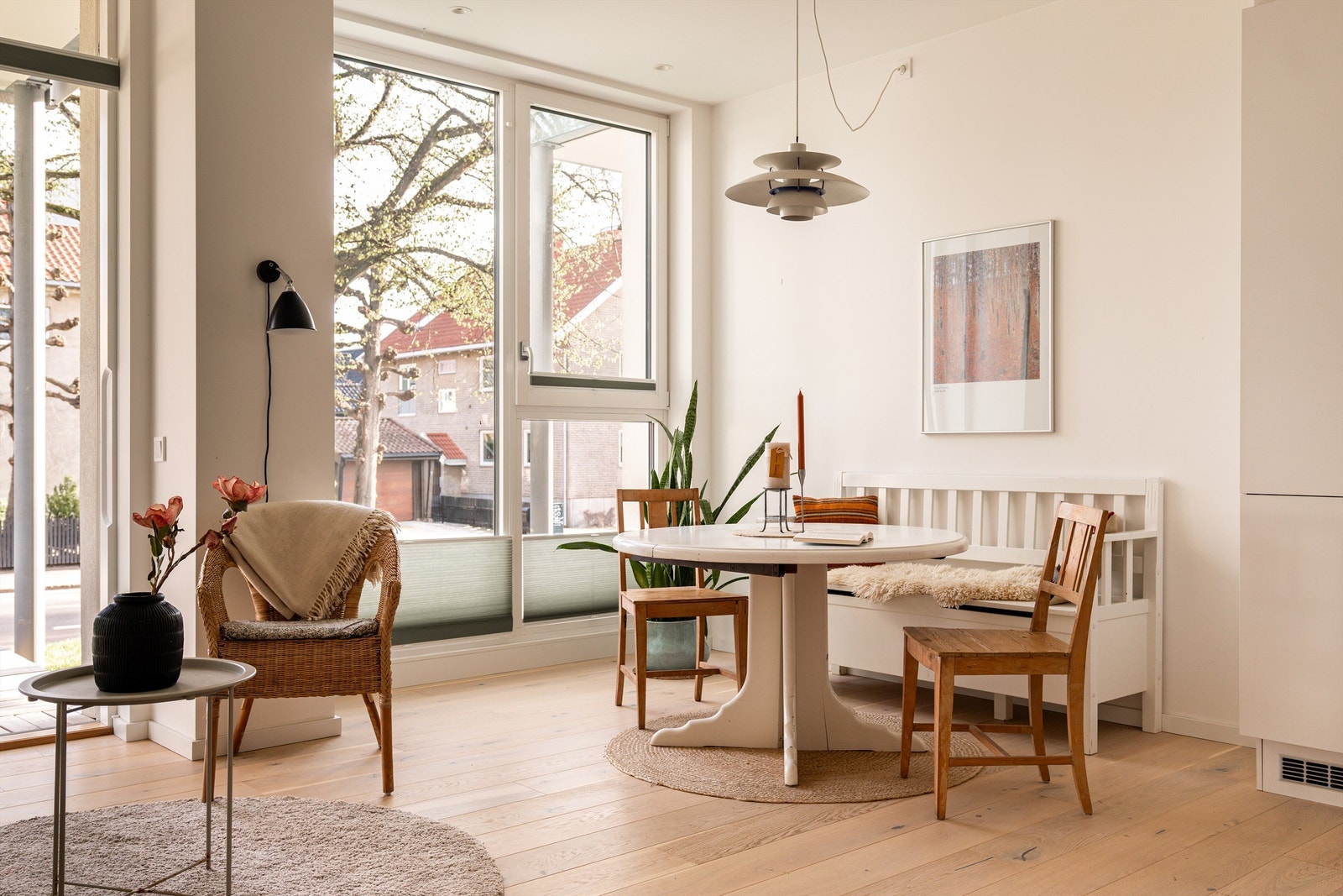 Med kun få skritt fra kjøkkenet til sørplattingen er det enkelt å ta med måltidene ut i solen. Galleribilde