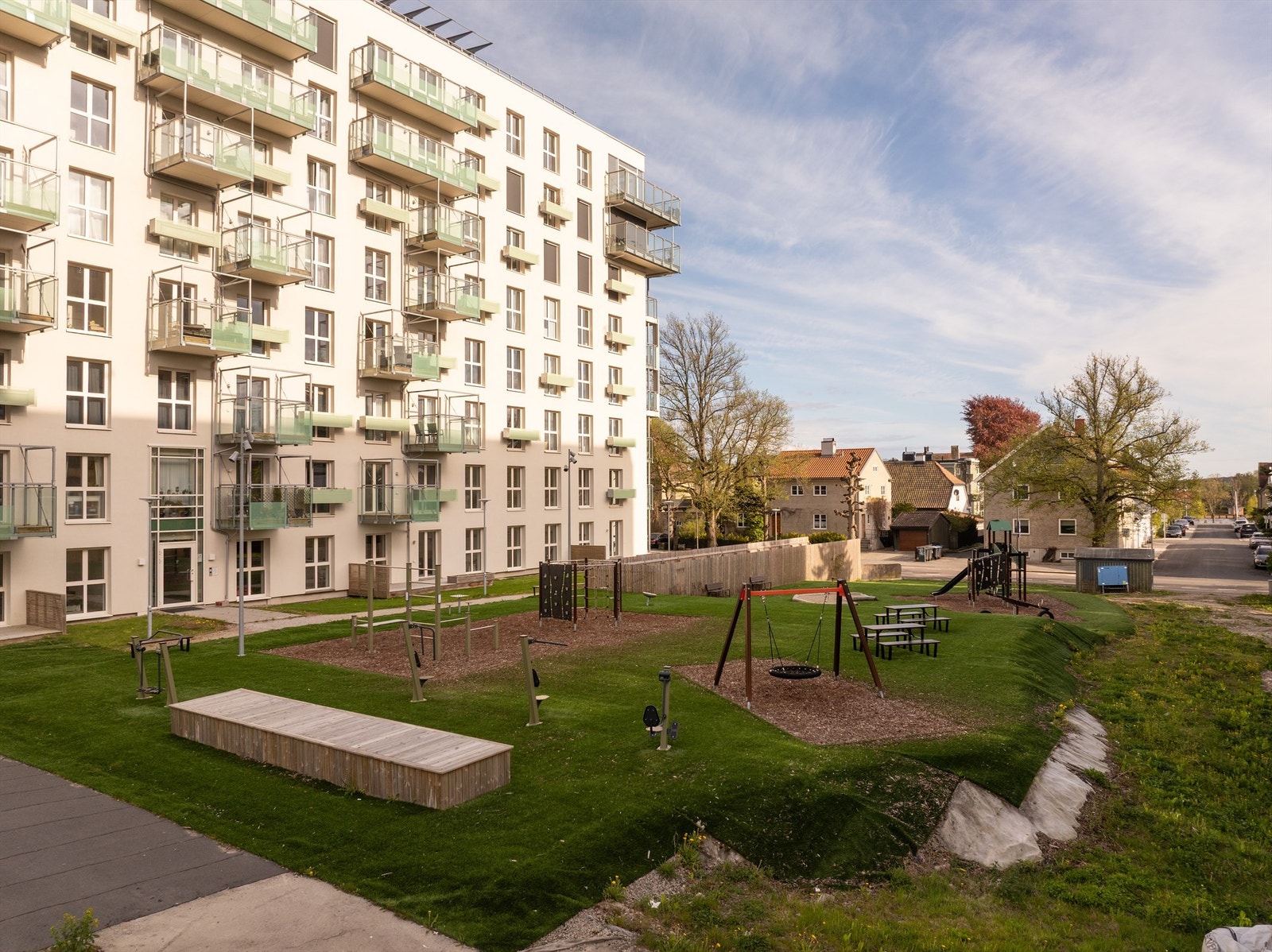 Bor du med barn, er det praktisk med et stort, felles aktivitetsområde like om hjørnet fra leiligheten. Galleribilde