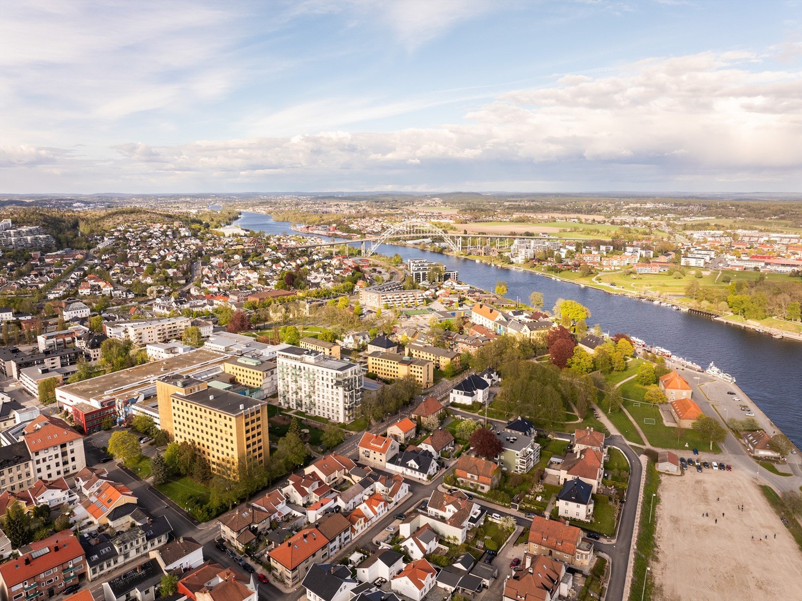 Til togstasjonen er det kun fire-fem minutters lett gange. Togreisen mellom Fredrikstad og Oslo tar en knapp time. Galleribilde