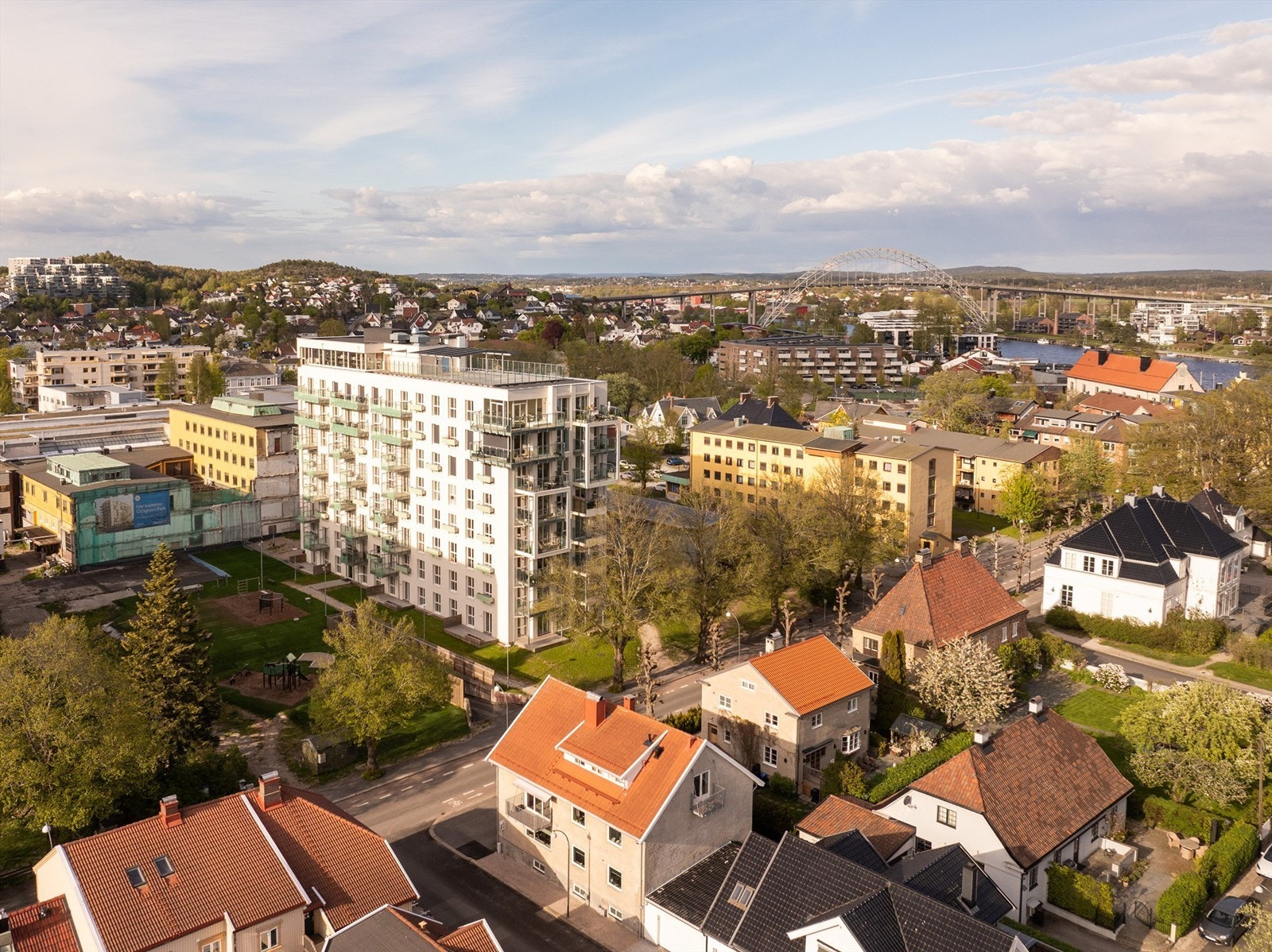 Leiligheten inngår i sørsiden av Bygg A i Cicignon Park, med utsyn til den majestetiske lindealleen langs Ferjestedsveien. Galleribilde