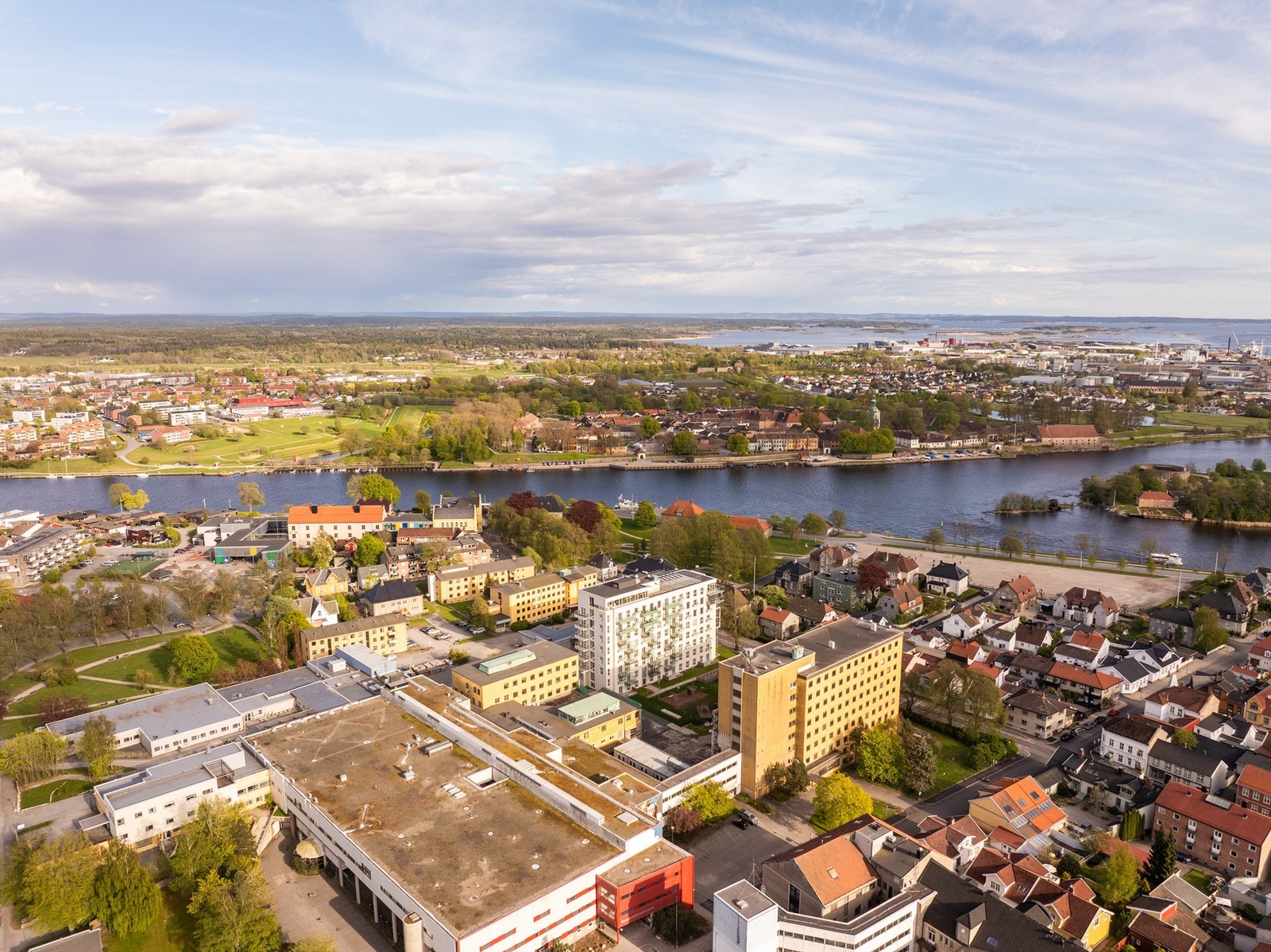 I nærmiljøet finner du noen av byens største og vakreste parker, langs elven en idyllisk promenade. Med gratis passasjerferge tar du deg enkelt over elven til ærverdige Gamlebyen. Galleribilde