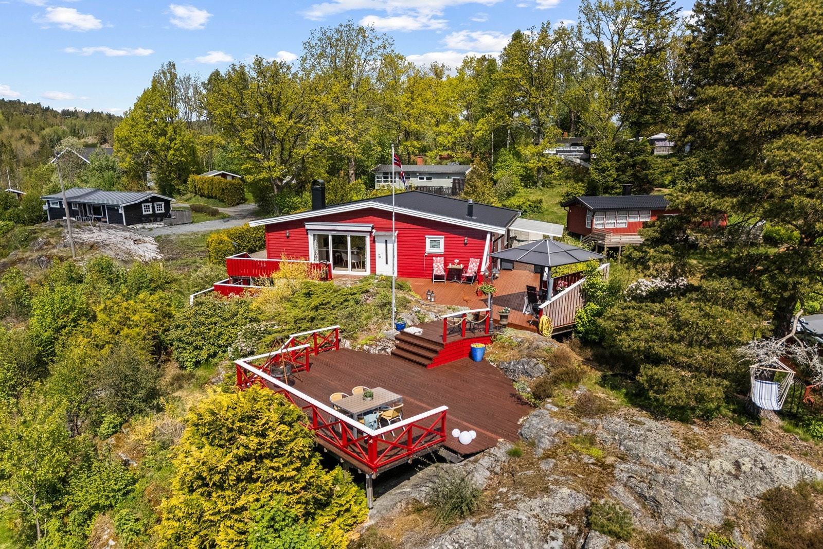 Hytten ligger flott til på toppen av åsen Galleribilde