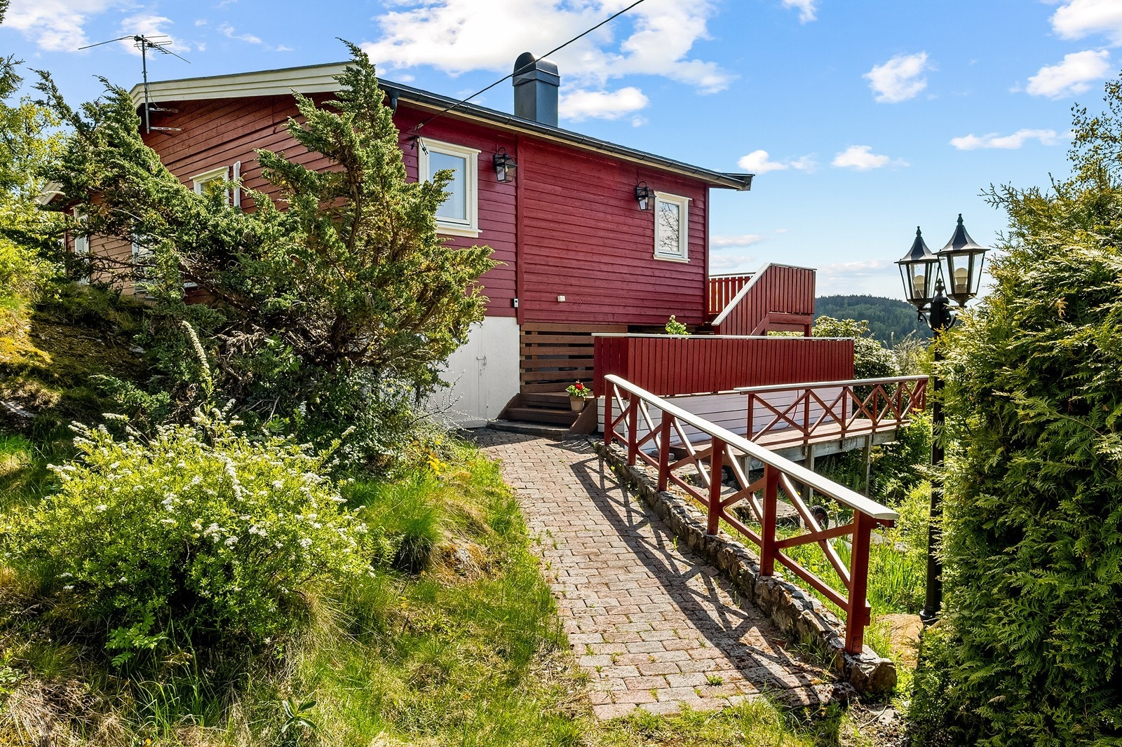 Steinlagt parti opp til terrasse Galleribilde