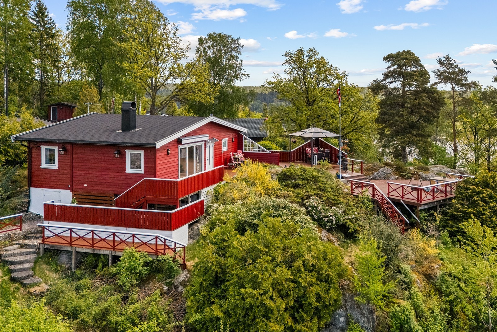 Stor terrasse på ca. 143 kvm omkranser hytten Galleribilde