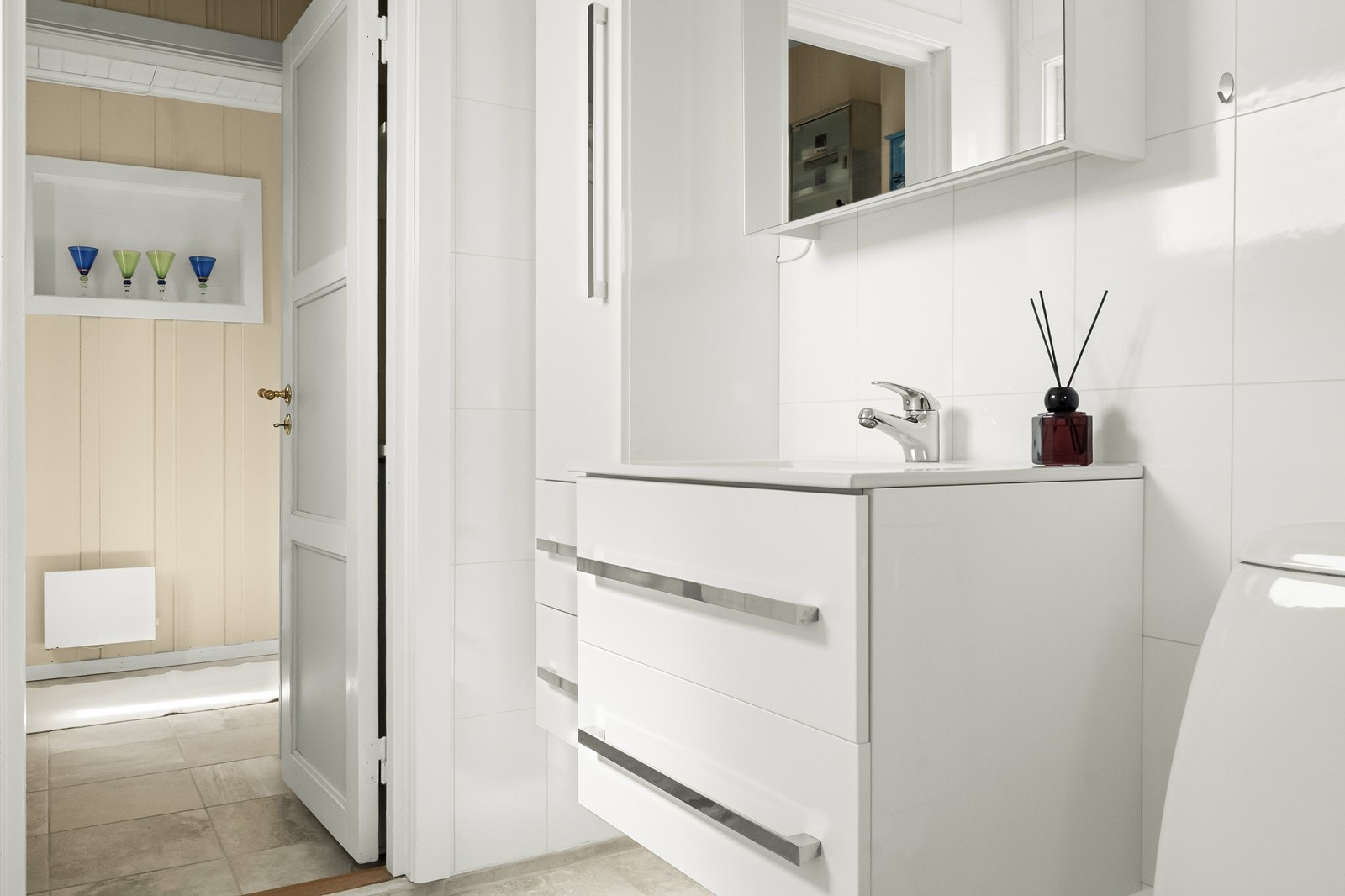 Moderne innredning med hvite glatte fronter Galleribilde