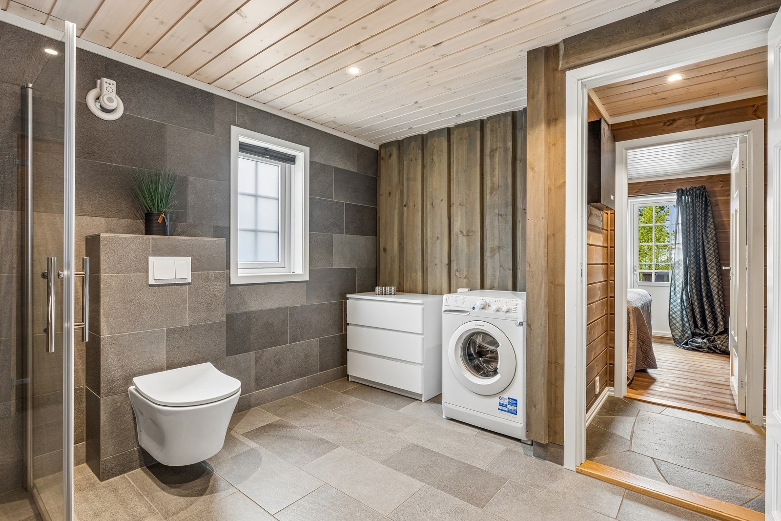 Det romslig badet har i tillegg opplegg for vaskemaskin. Galleribilde