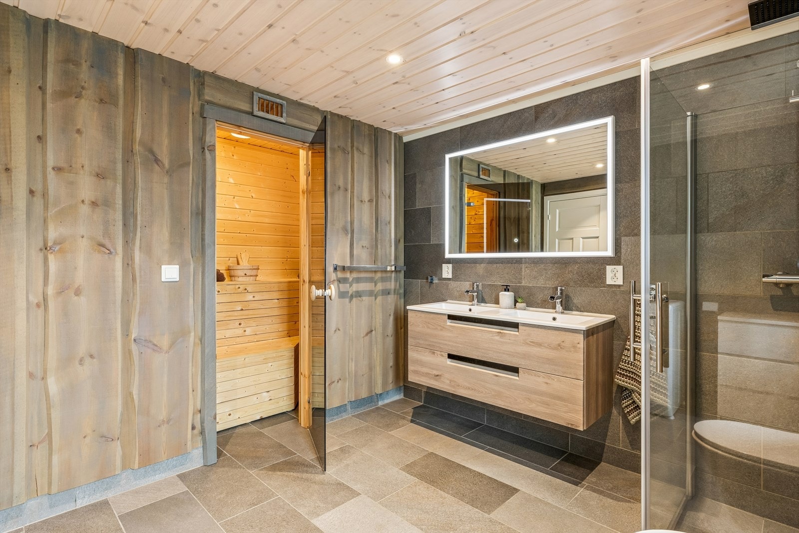 Fra hovedbadet er det direkte adkomst til badstuen. Galleribilde