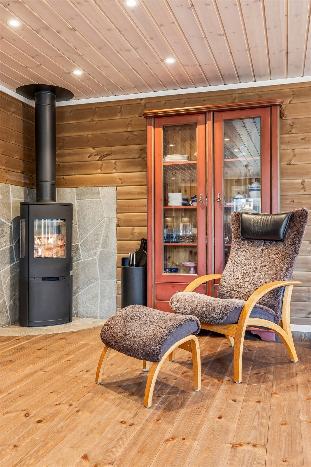 En moderne vedovn med isolert stålpipe gir både varme og hygge på kalde dager. Galleribilde