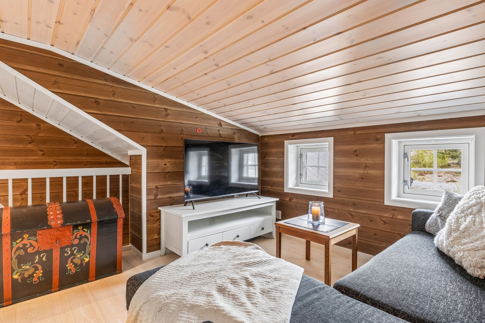 Loftstuen på hemsen gir ekstra plass for TV-krok eller avslapning. Rommet har ikke målbar takhøyde og er derfor er ikke godkjent for varig opphold. Galleribilde