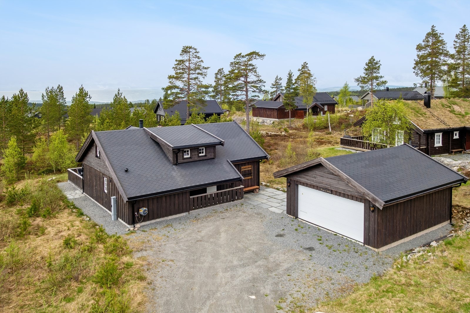 Fritidsboligen byr på gjennomgående materialvalg og moderne fasiliteter som to bad og badstue. Galleribilde