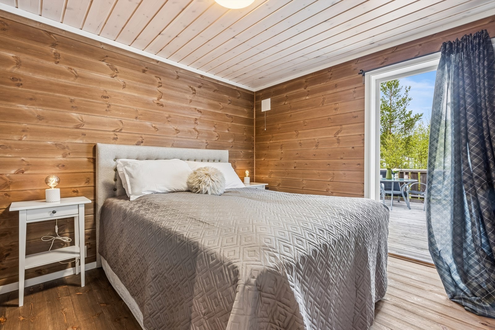 Det ene soverommet i første etasje har direkte utgang til terrassen. Galleribilde