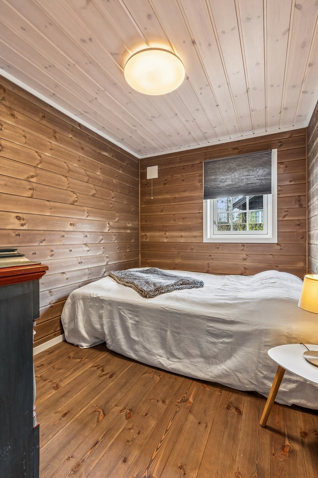 Det andre soverommet i første etasje er litt mindre og har plass til seng og oppbevaring. Galleribilde