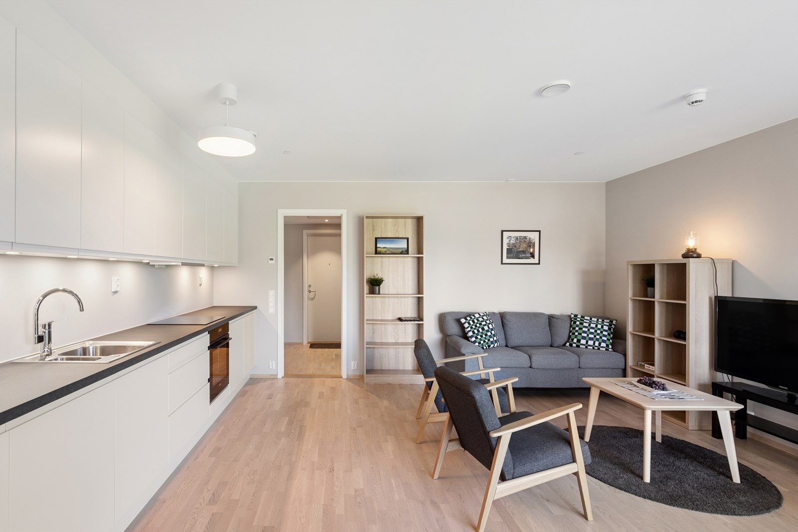 Stilrent kjøkken med innredning fra Sigdal, med glatte fronter og laminatbenkeplate. Galleribilde
