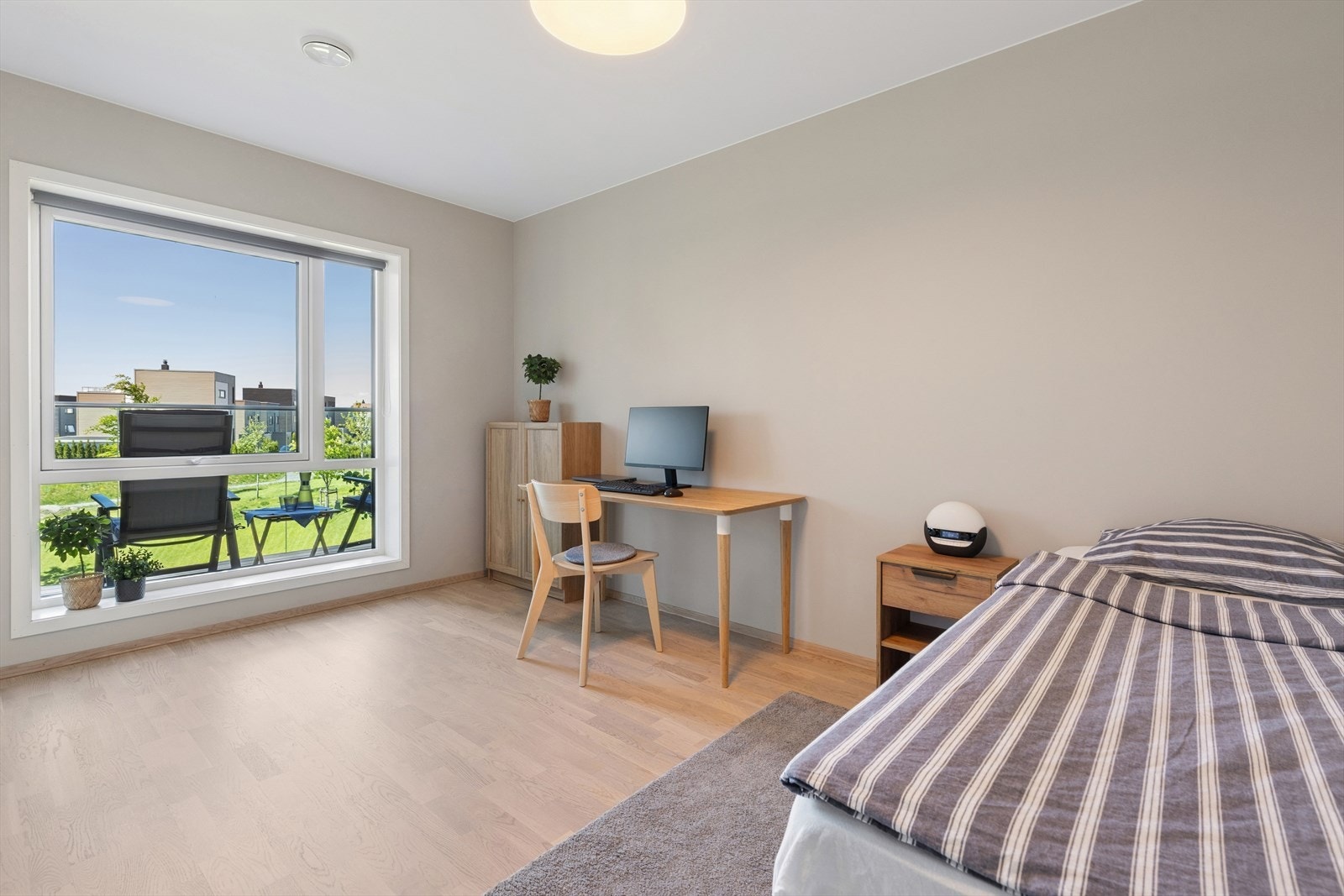 Soverommet har god plass til både seng og en egen arbeidsplass. Galleribilde