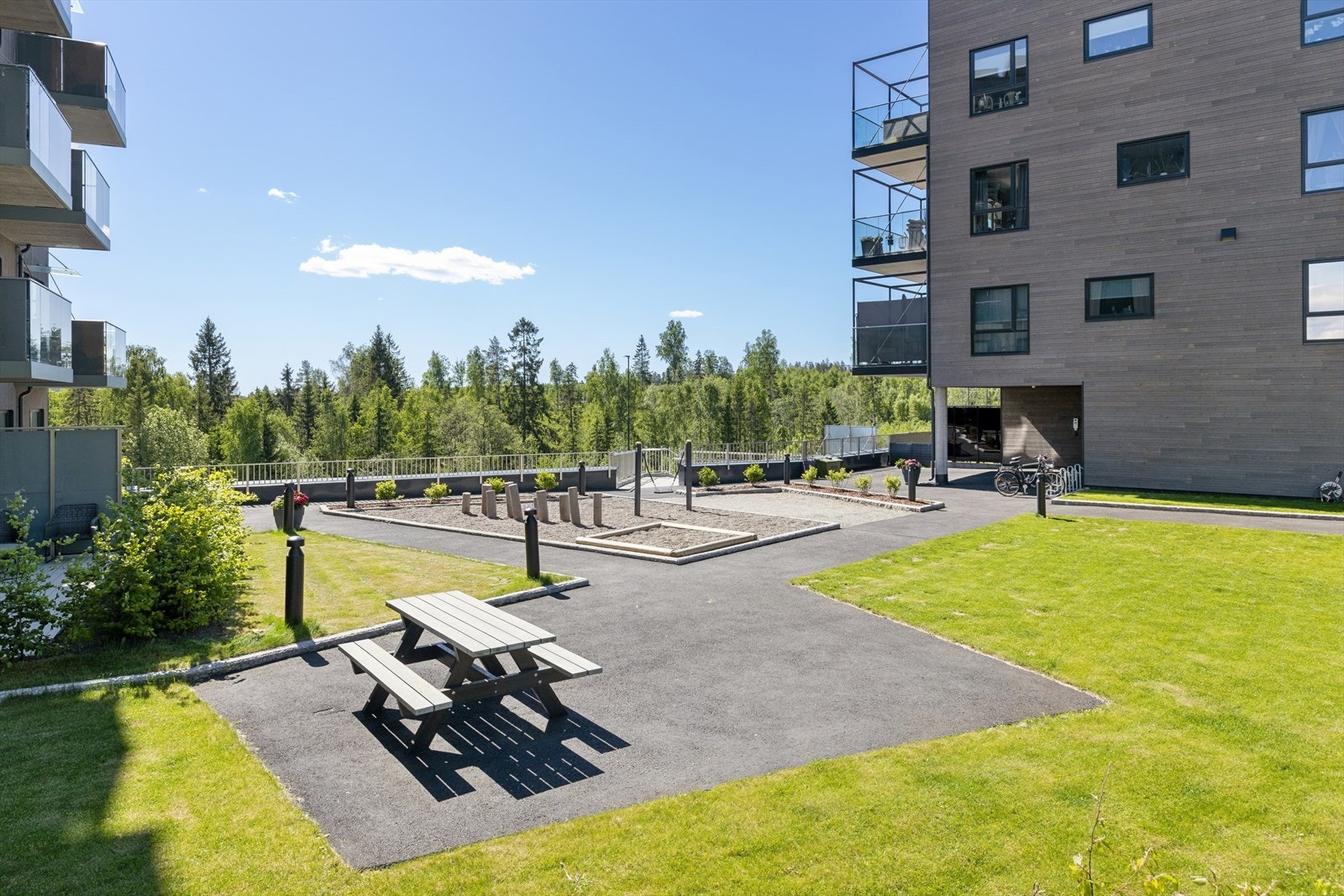 Sameiet har pent opparbeidede fellesområder med lekeplass og sittegrupper. Vestby Arena er kun en kort spasertur unna. Galleribilde