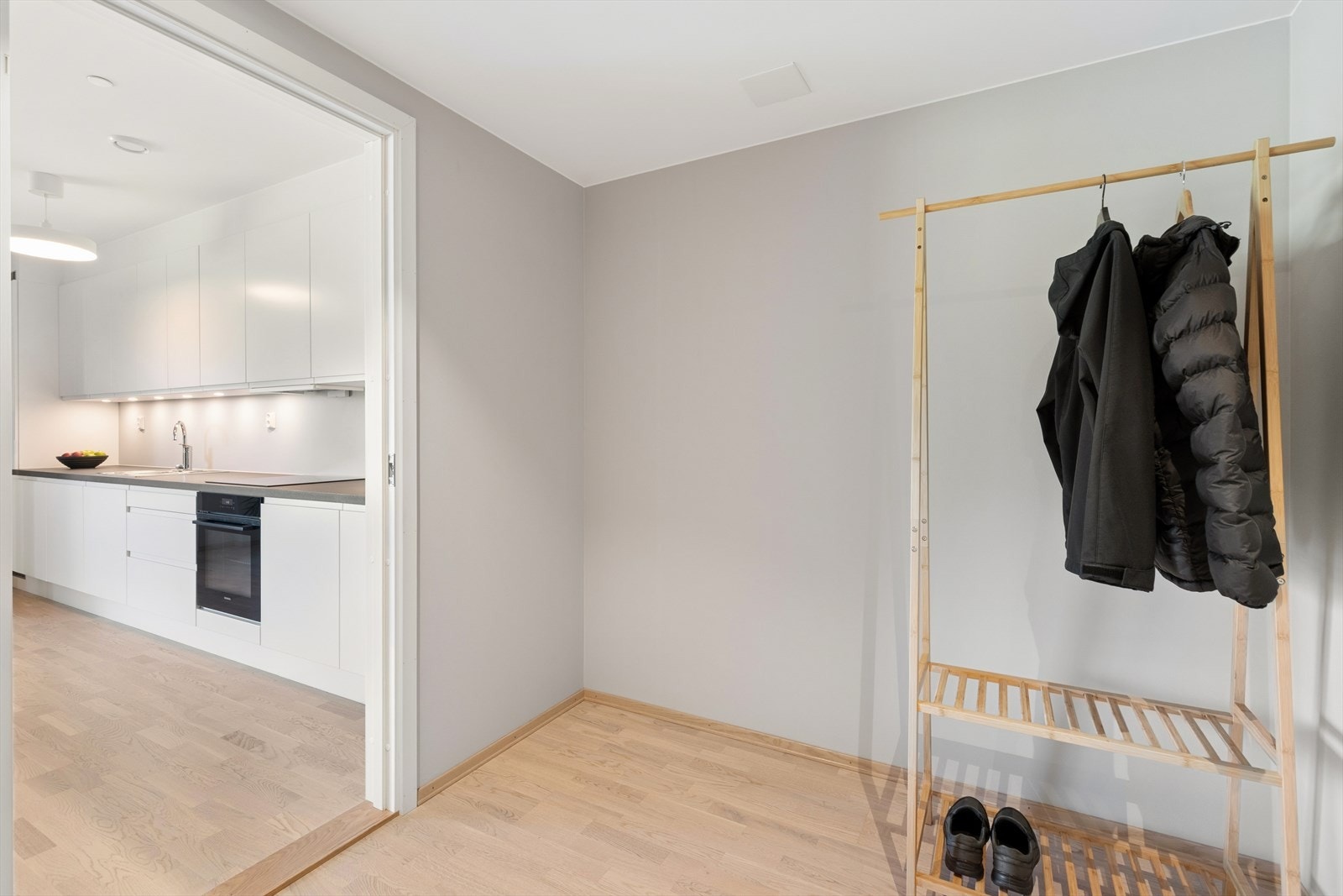 Du ønskes velkommen inn via felles trapperom med heis, og inn i romslig entré med plass til å henge fra seg yttertøy. Galleribilde