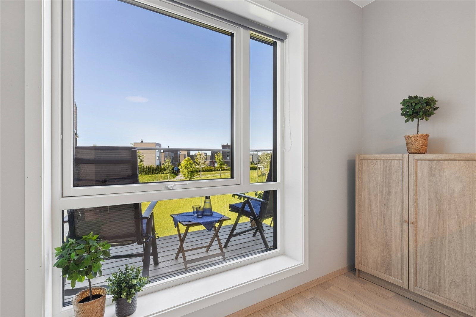 Rommet har vinduer med 3-lags glass som er vendt ut mot balkongen, og igjen gir tilgang til den fine utsikten. Galleribilde
