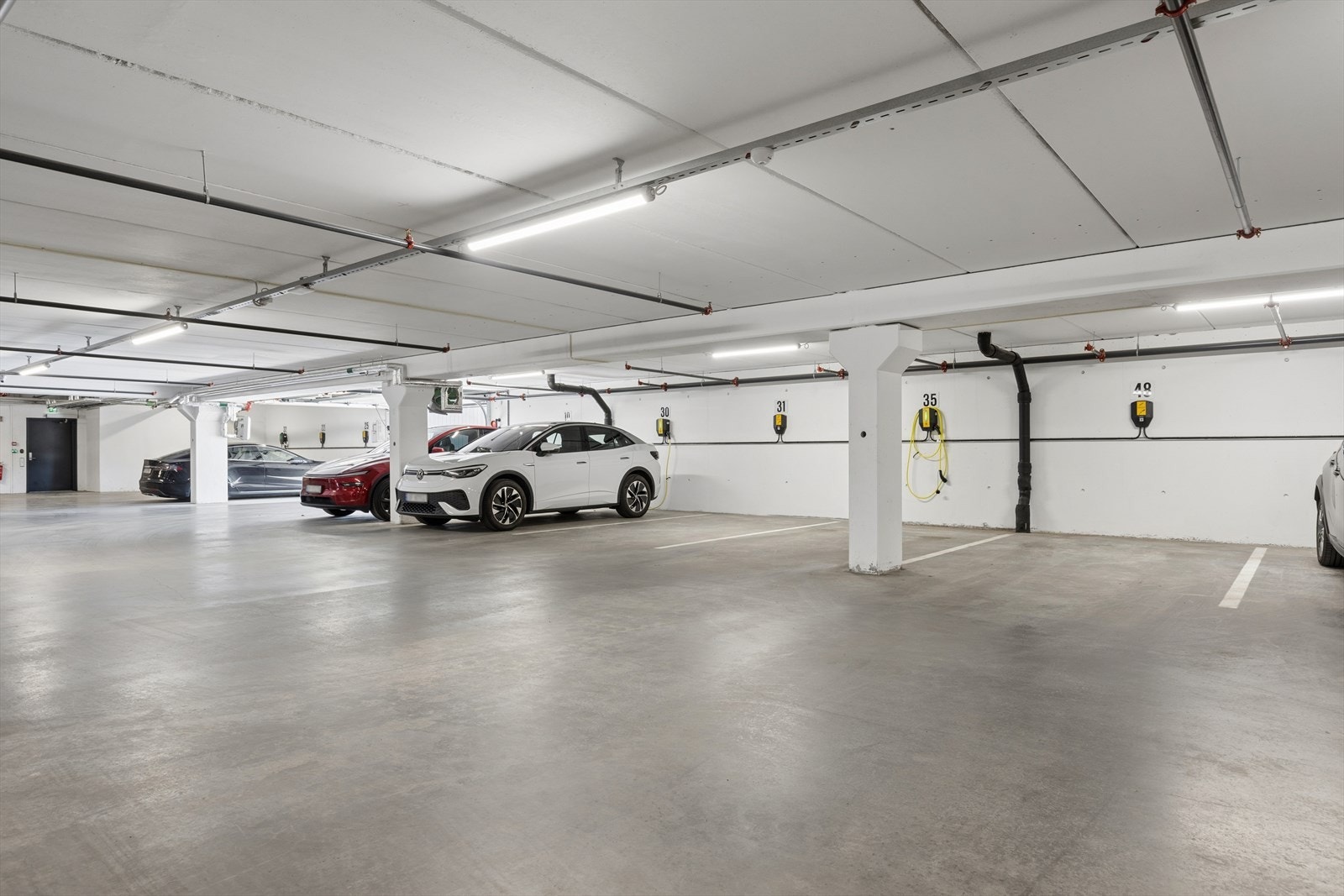 Det medfølger en fast plass i felles garasjeanlegg, med opplegg for elbillader. Galleribilde