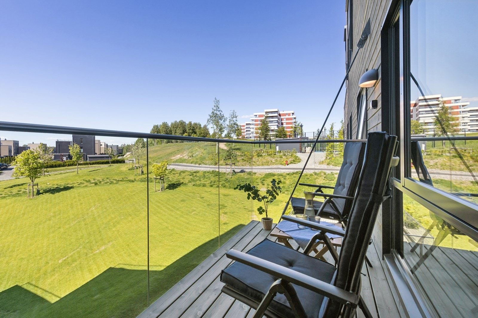 Balkongen er utført i betong med et stilrent glassrekkverk. Galleribilde