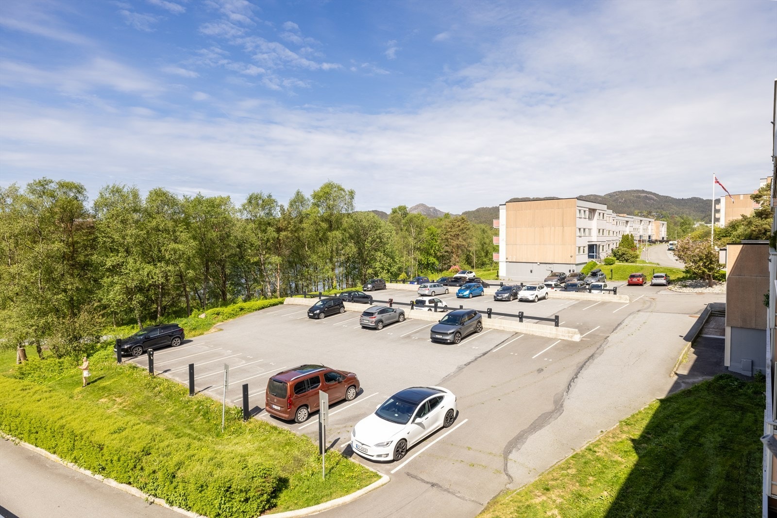 Borettslaget har 196 parkeringsplasser. Parkeringsplass tildeles av styret. Det er installert elbillader på flere av plassene. Galleribilde