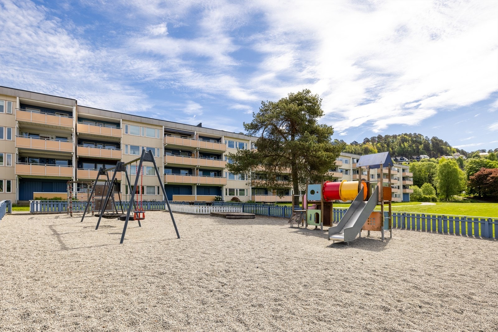 Borettslagets fellesareal er pent opparbeidet med lekeplass og grøntareal med sittegrupper Galleribilde