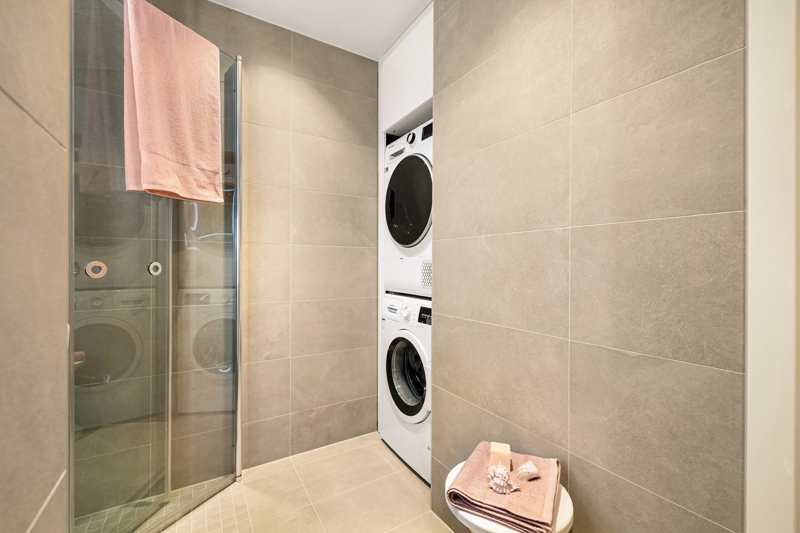 Badet er helfliset og har varmekabler i gulvet Galleribilde