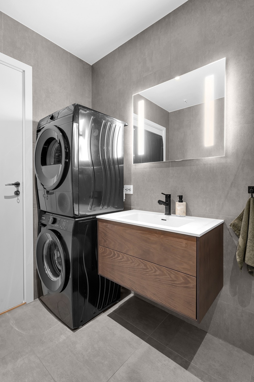 Badet har opplegg for vaskemaskin og tørketrommel. Galleribilde