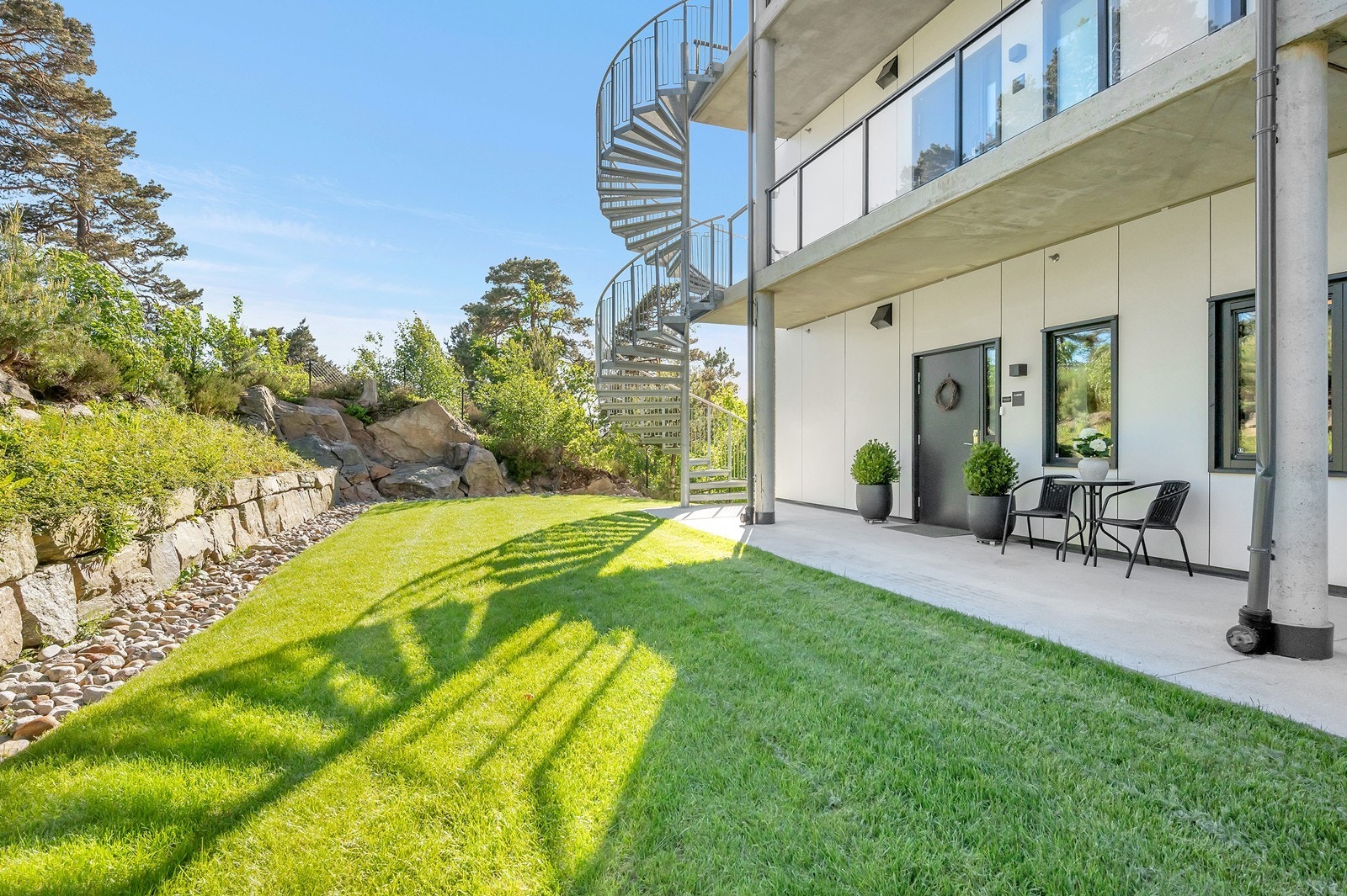 Pent fellesområde opparbeidet med hage og diverse beplantning. Galleribilde