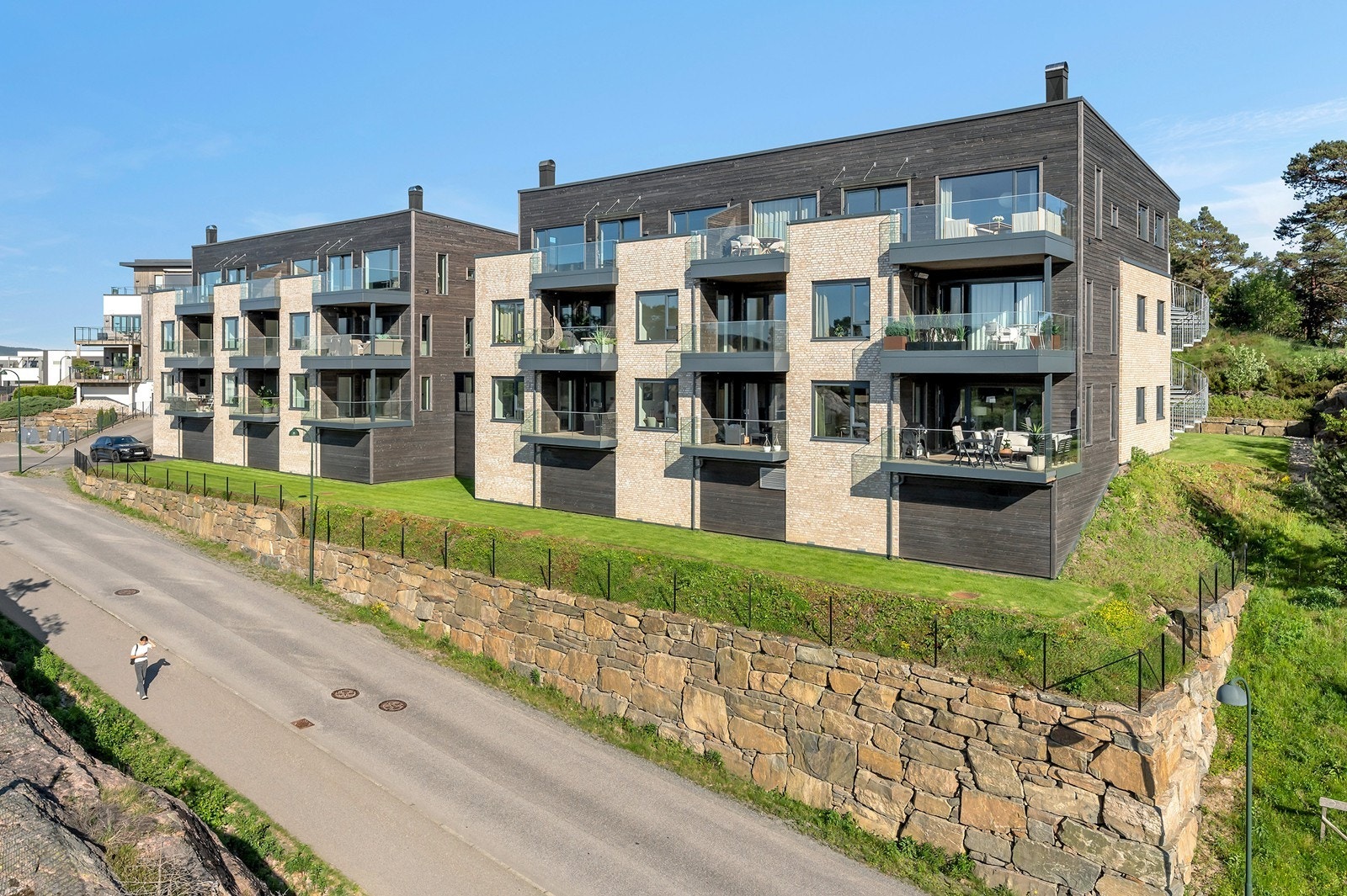 Leiligheten befinner seg i barnevennlige omgivelser på Justneshalvøya. Like i nærheten finner du butikk, treningsstudio og andre fasiliteter. En kort kjøreturer til Kvadraturen og Sørlandsparken med et rikt utvalg butikker, kafeer, restauranter m.m. Galleribilde