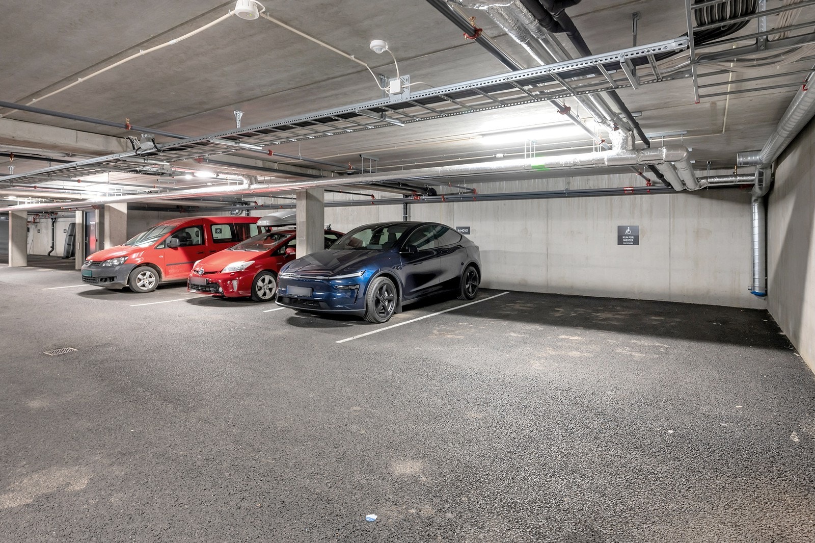 Det følger med fast parkeringsplass i lukket garasjeanlegg. Galleribilde