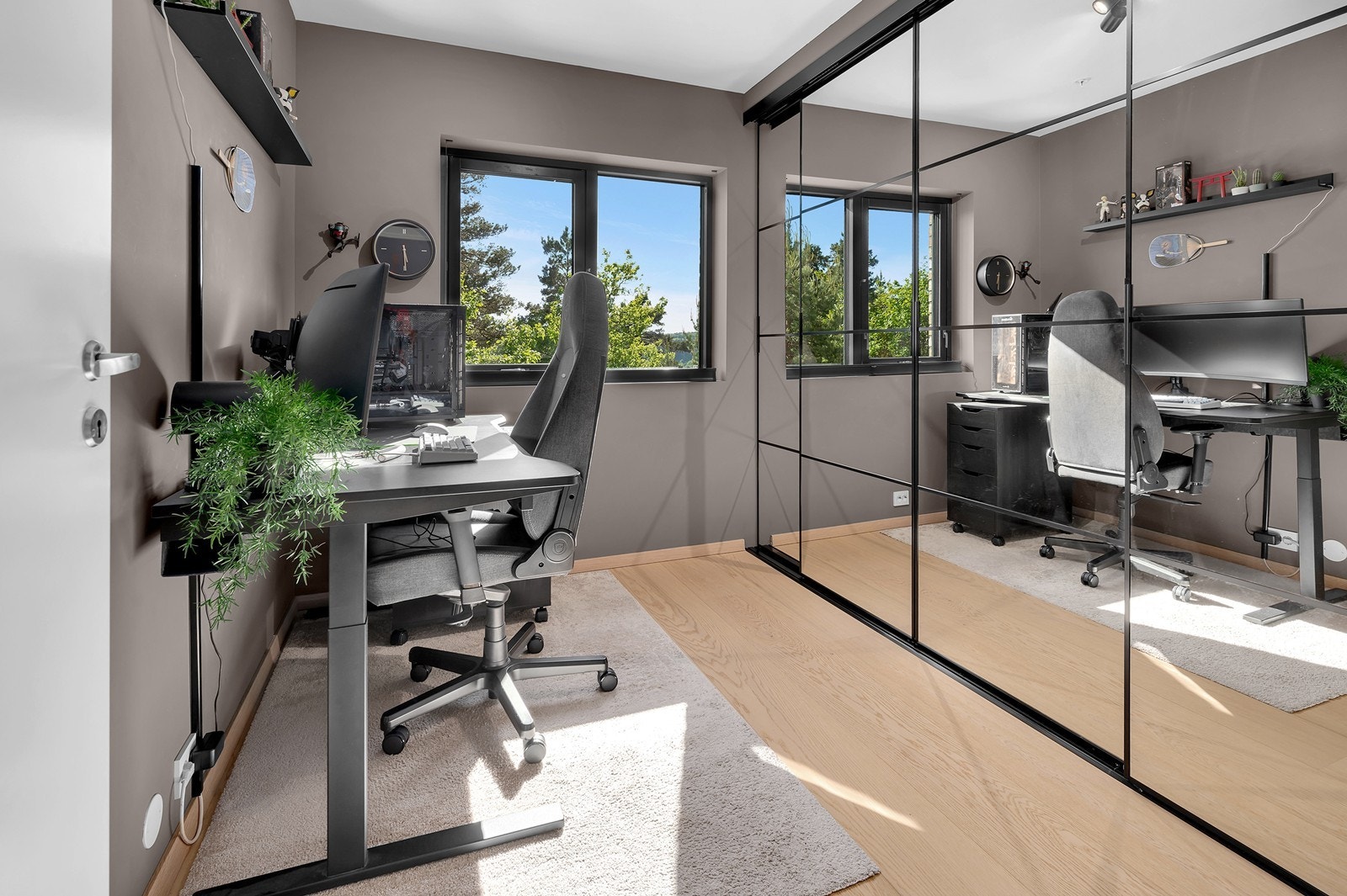 Soverom nr. 2 med plass til seng og skrivebord. Det er innebygget garderobe fra IKEA med dybde på 35cm. Galleribilde