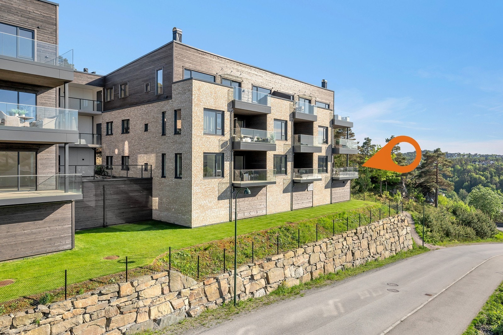 Leiligheten ligger usjenert til på hjørnet av bygget og byr på en fantastisk utsikt. Galleribilde