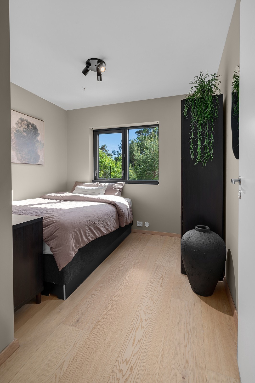Soverom nr. 3 med plass til seng og garderobe. Galleribilde