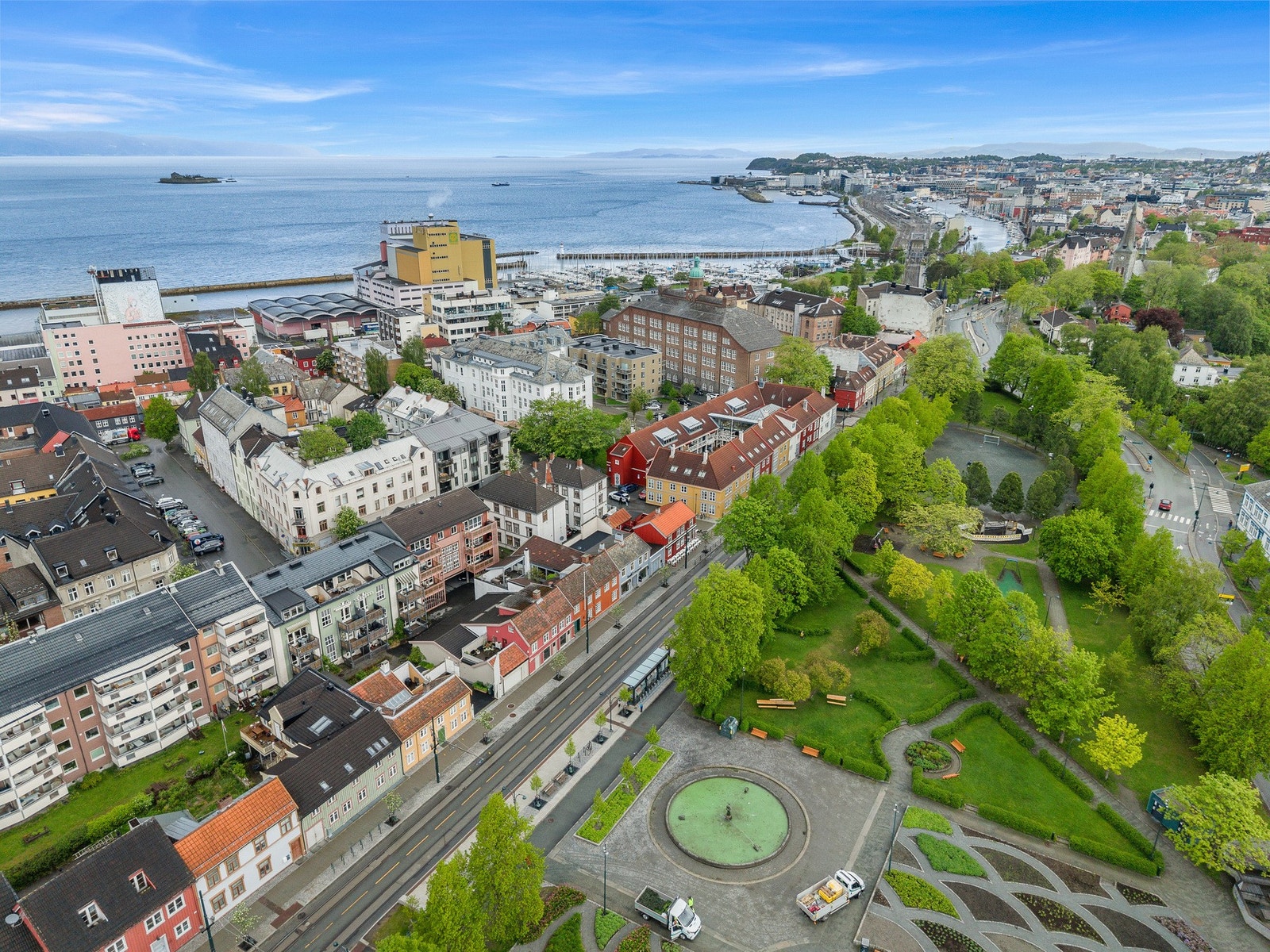 Fantastisk beliggenhet med bussholdeplass, togstasjon og dagligvarebutikk like ved. Galleribilde