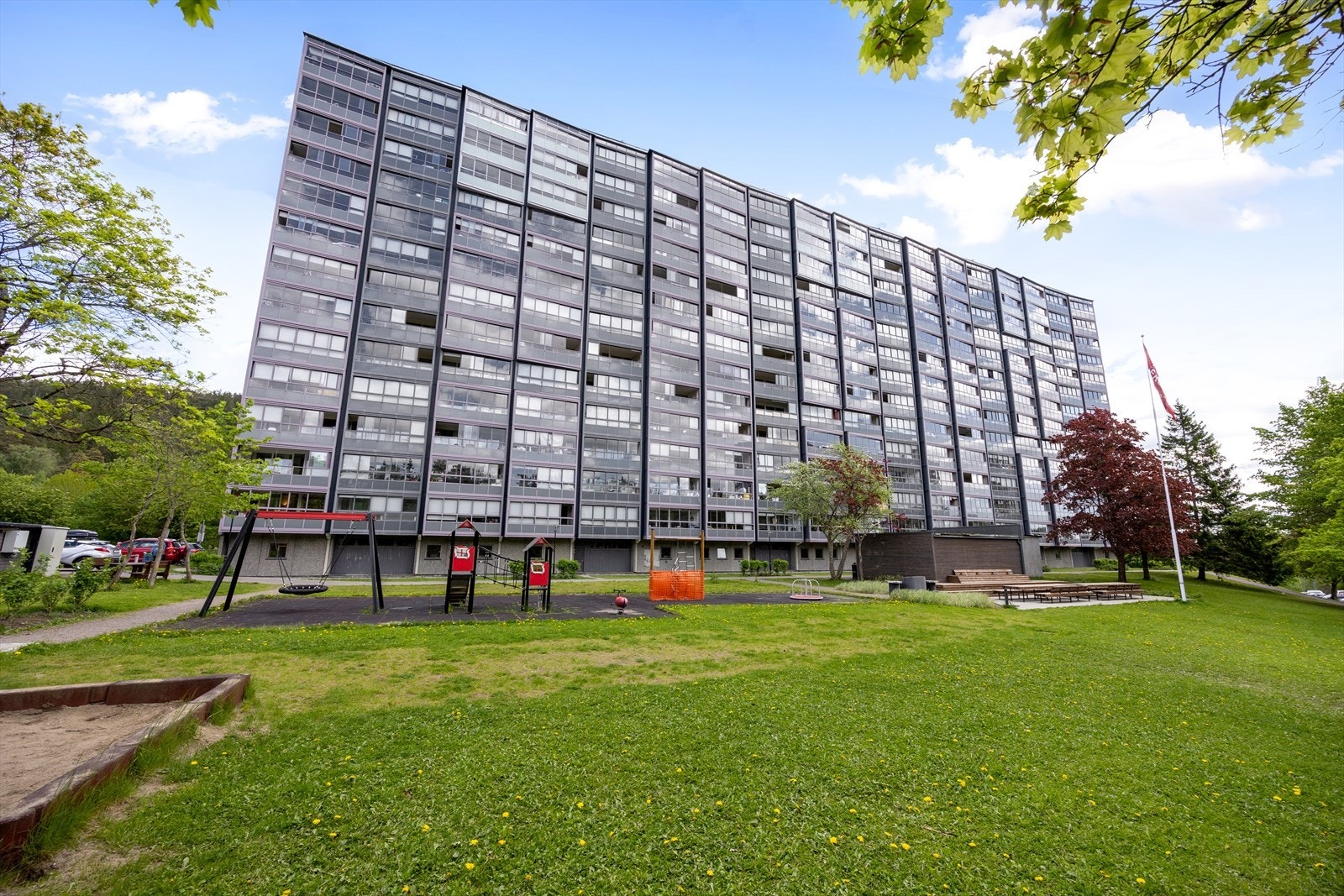 Uteområdene er pent opparbeidet med blant annet lekeplass og sittegrupper. Galleribilde