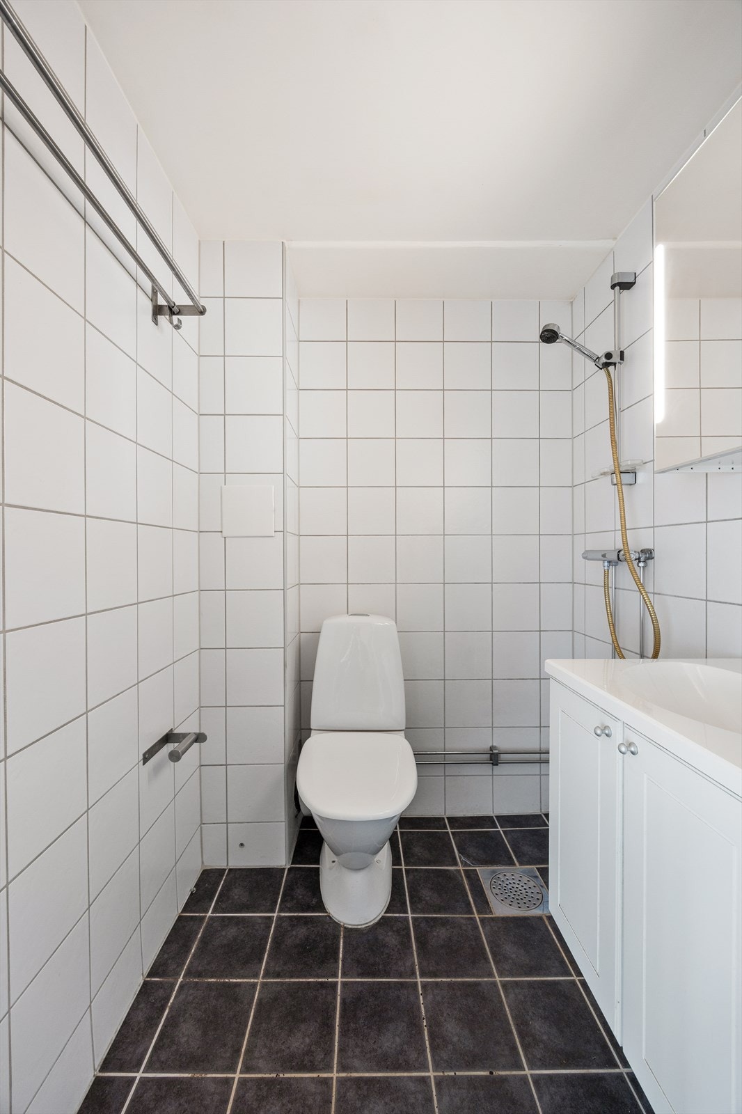 Badet er utstyrt med dusj og har en praktisk størrelse. Galleribilde