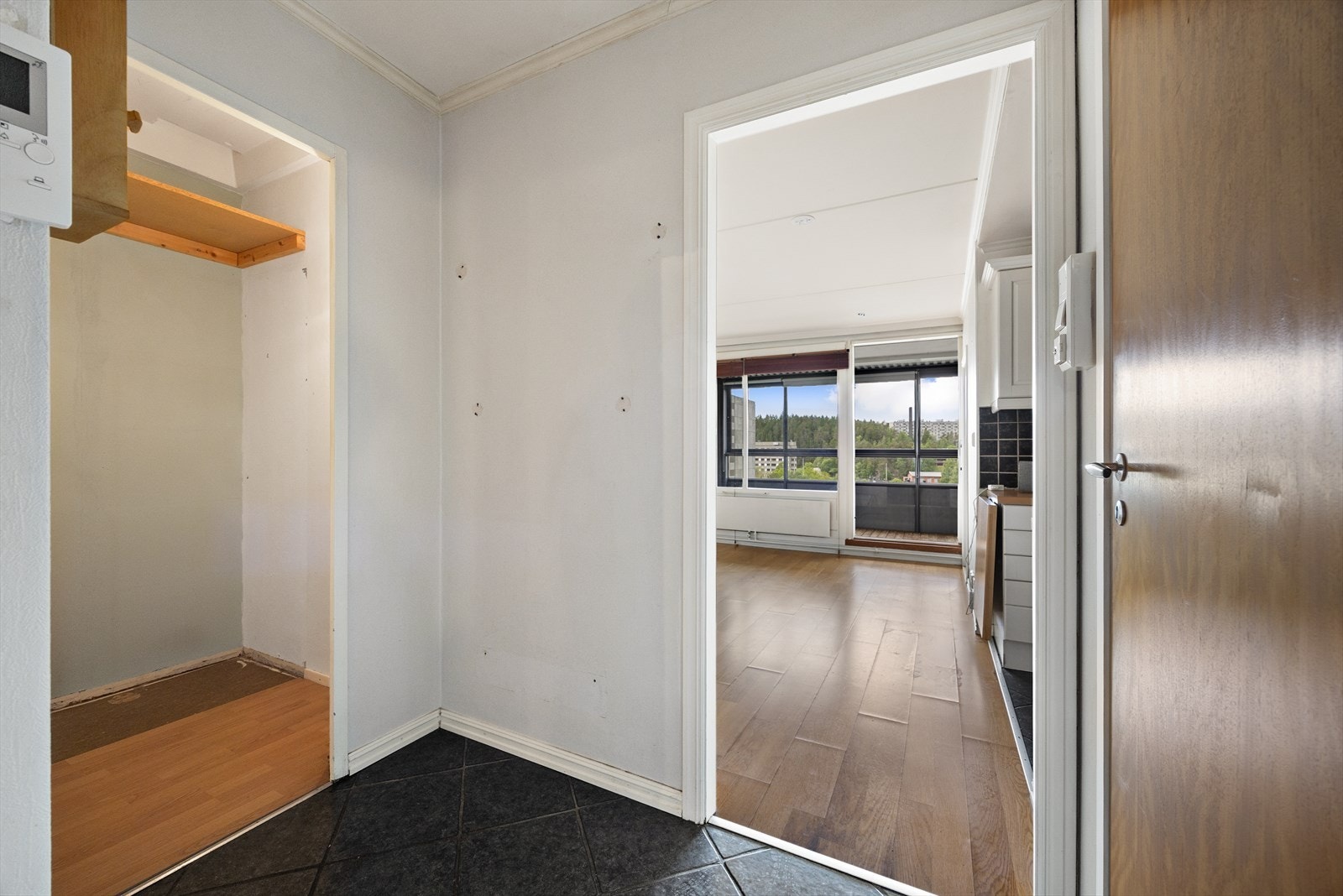 Inngang til en praktisk innvendig bod som gir gode lagringsmuligheter. Galleribilde