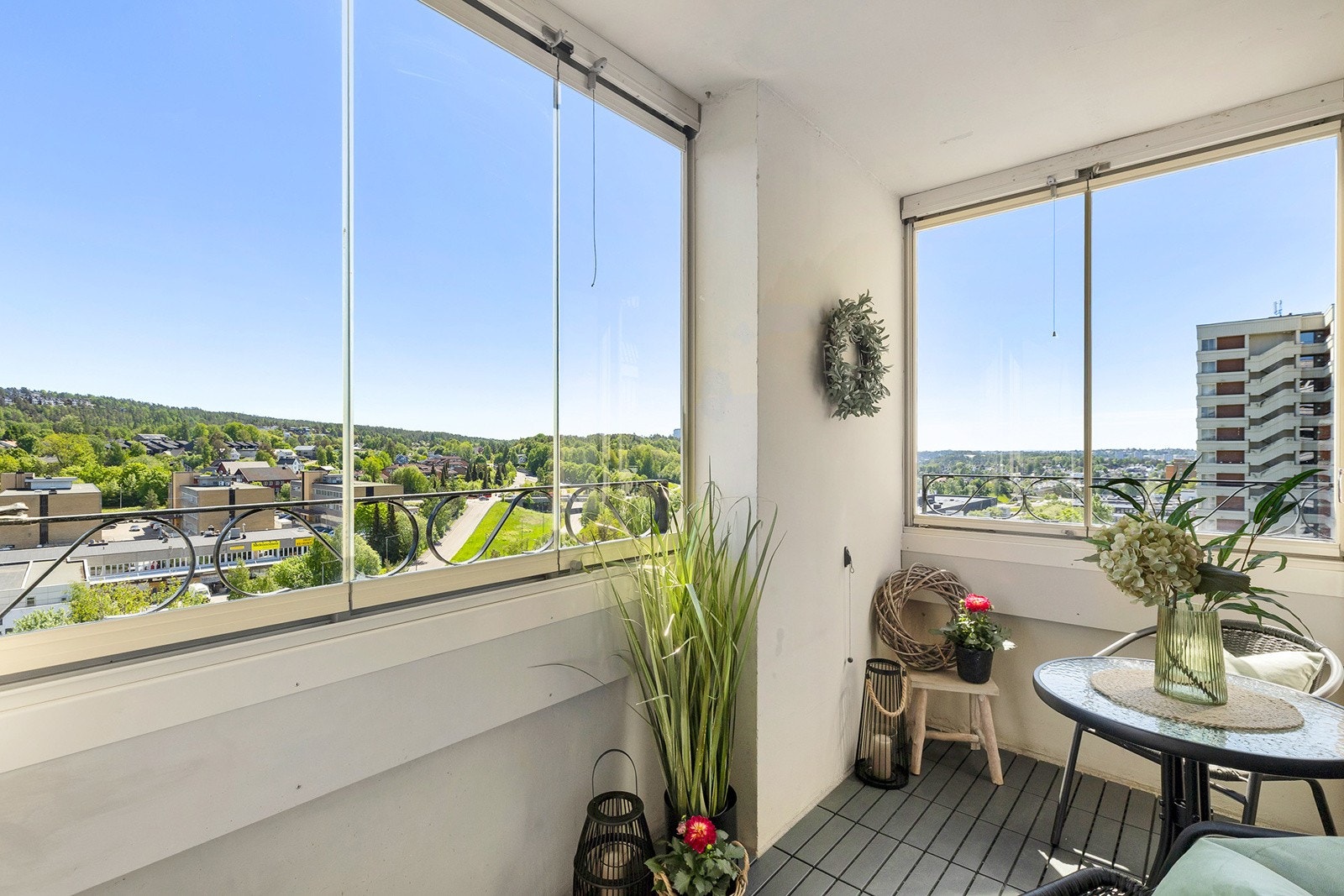 Fra stuen er det adkomst til sydøstvendt balkong på 6 kvm. Galleribilde