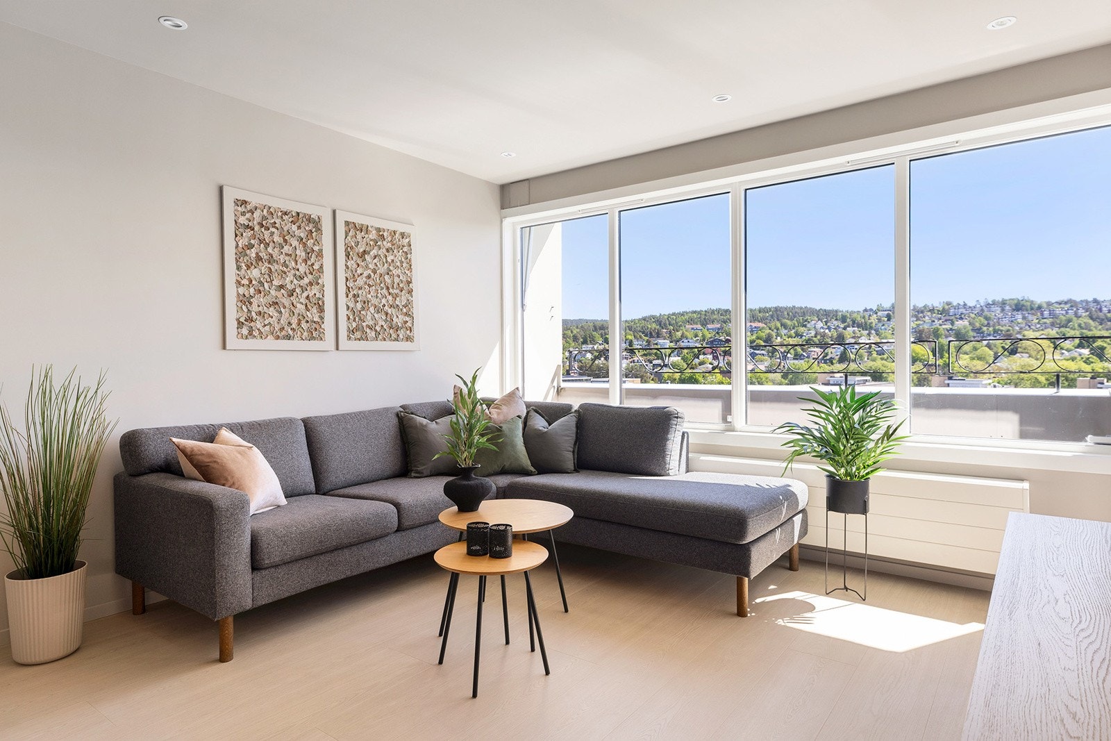 Moderne og innbydende stue med lyse vegger og god plass til sofagruppe. Galleribilde