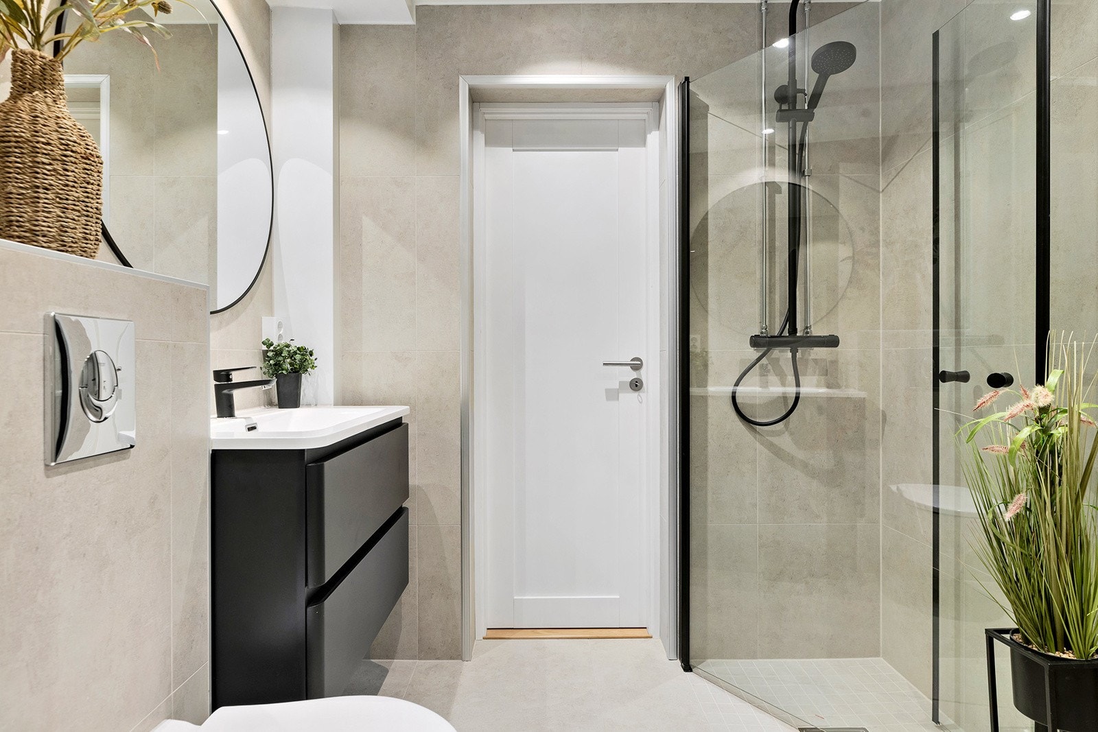 I 2026 er badet modernisert med flis på flis på vegger, nye gulvfliser, ny varmekabel, nye innredninger og ny planløsning. Galleribilde