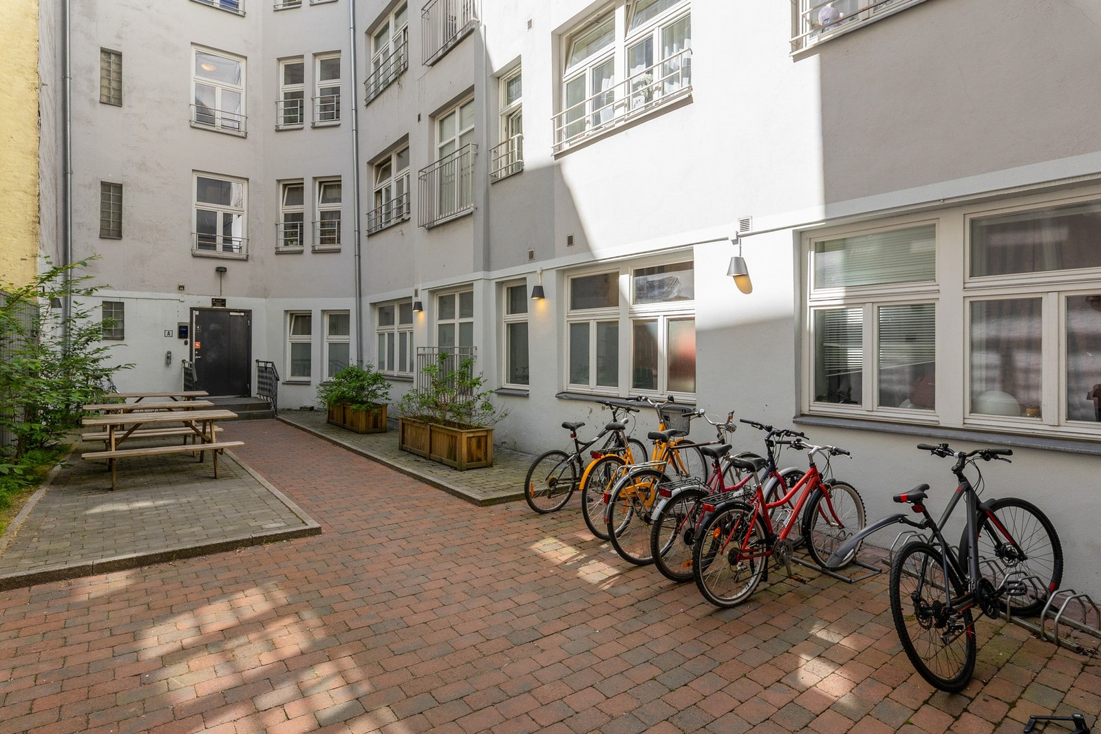 Sykkelparkering i bakgård Galleribilde