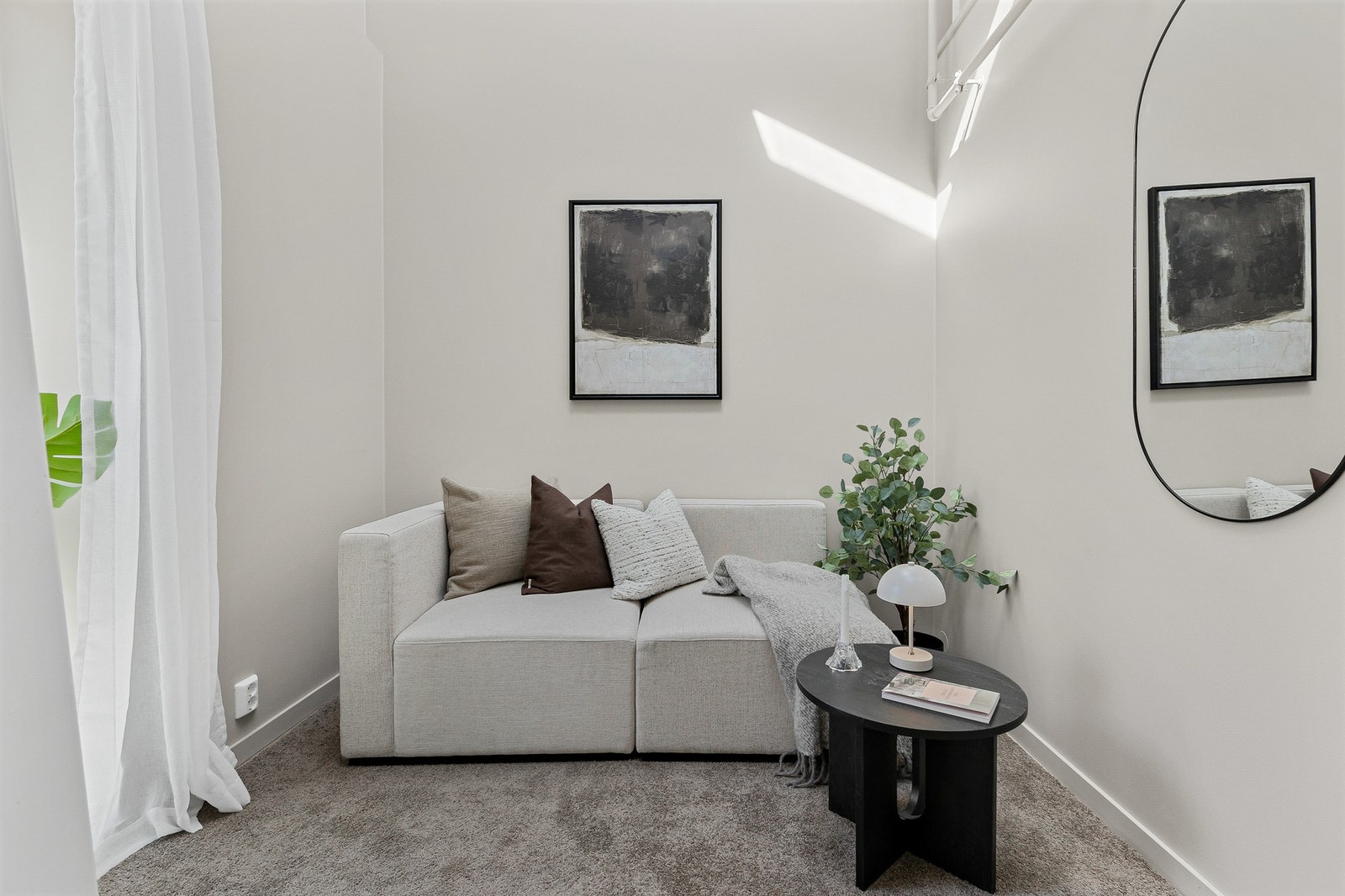Leiligheten har en god romfølelse og oppleves større enn sine beskjedne kvadrat. Det er plass til sovesofa om man ikke ønsker sove på hemsen Galleribilde