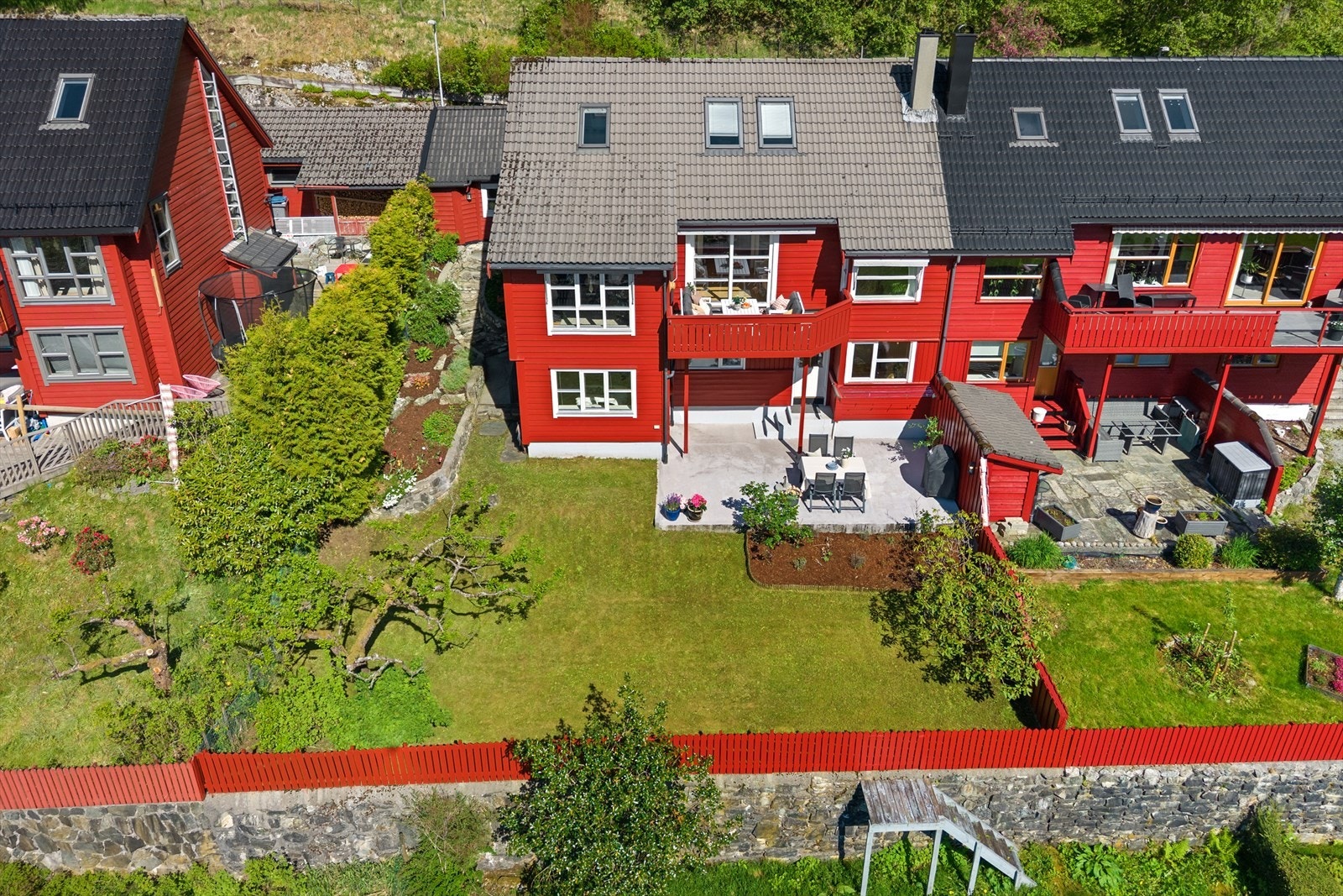 Meget pent opparbeidet eiendom med hage, platting og diverse bed. Galleribilde