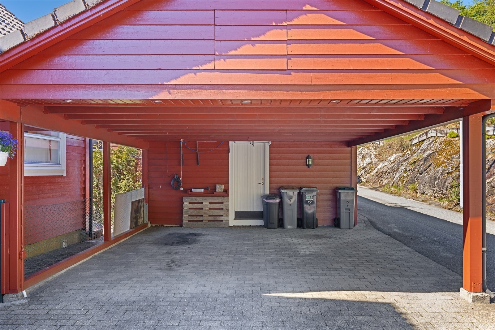 Carport med isolert bod i bakkant. Galleribilde
