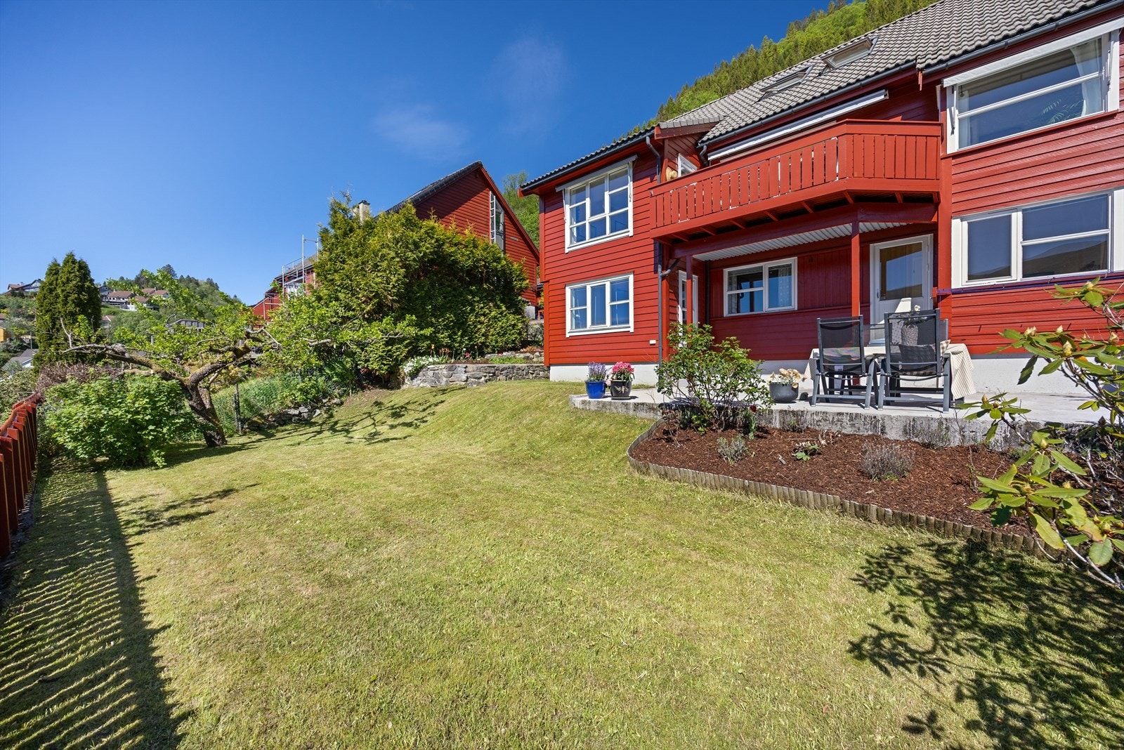 Pent opparbeidet hage i forkant av boligen. Galleribilde