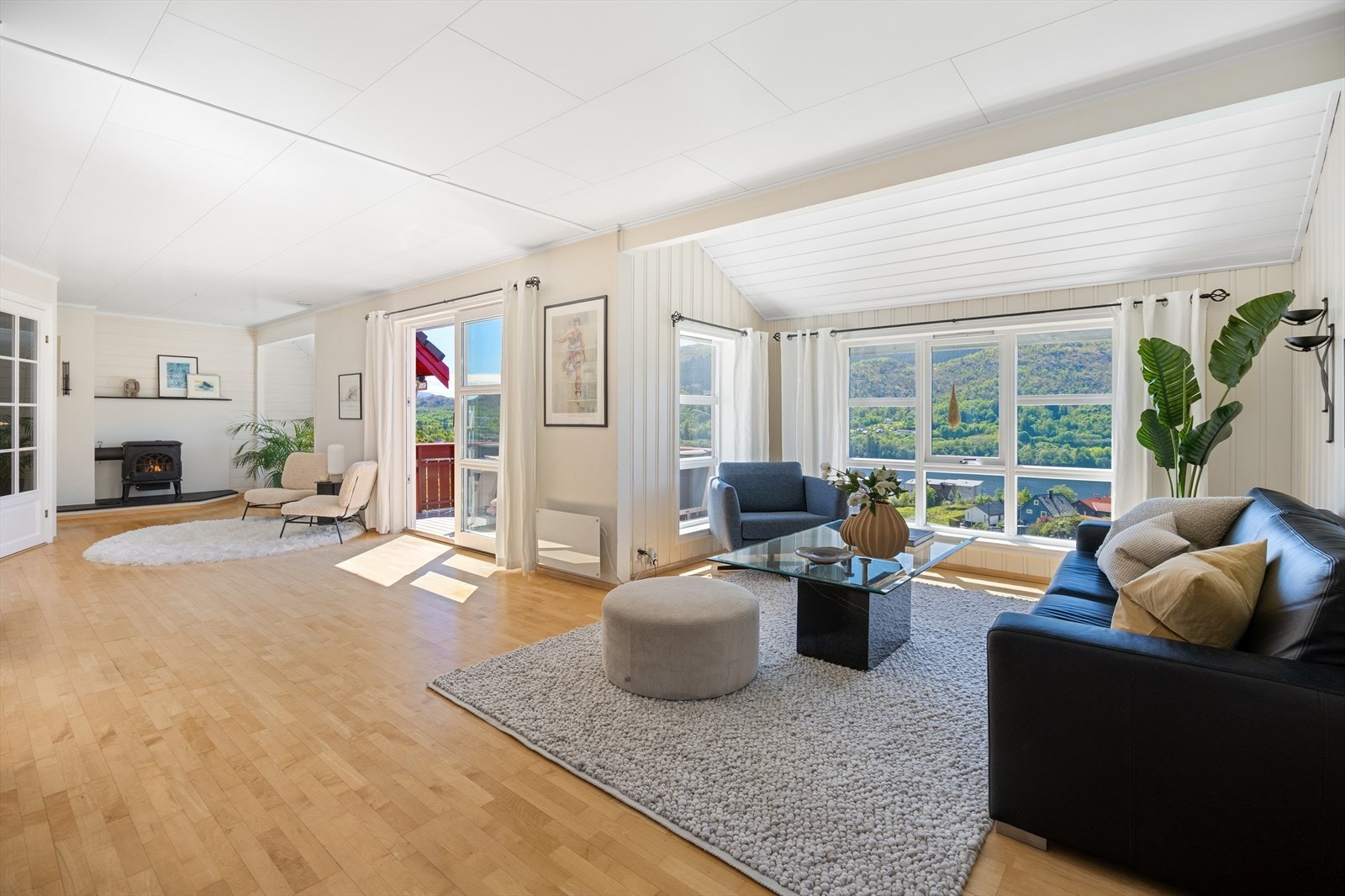 Lys og luftig stue med flere vinduer i front. Galleribilde