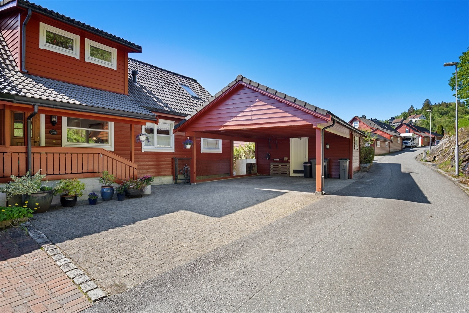 Flere parkeringsplasser på eiendommen i tillegg til carport. Galleribilde